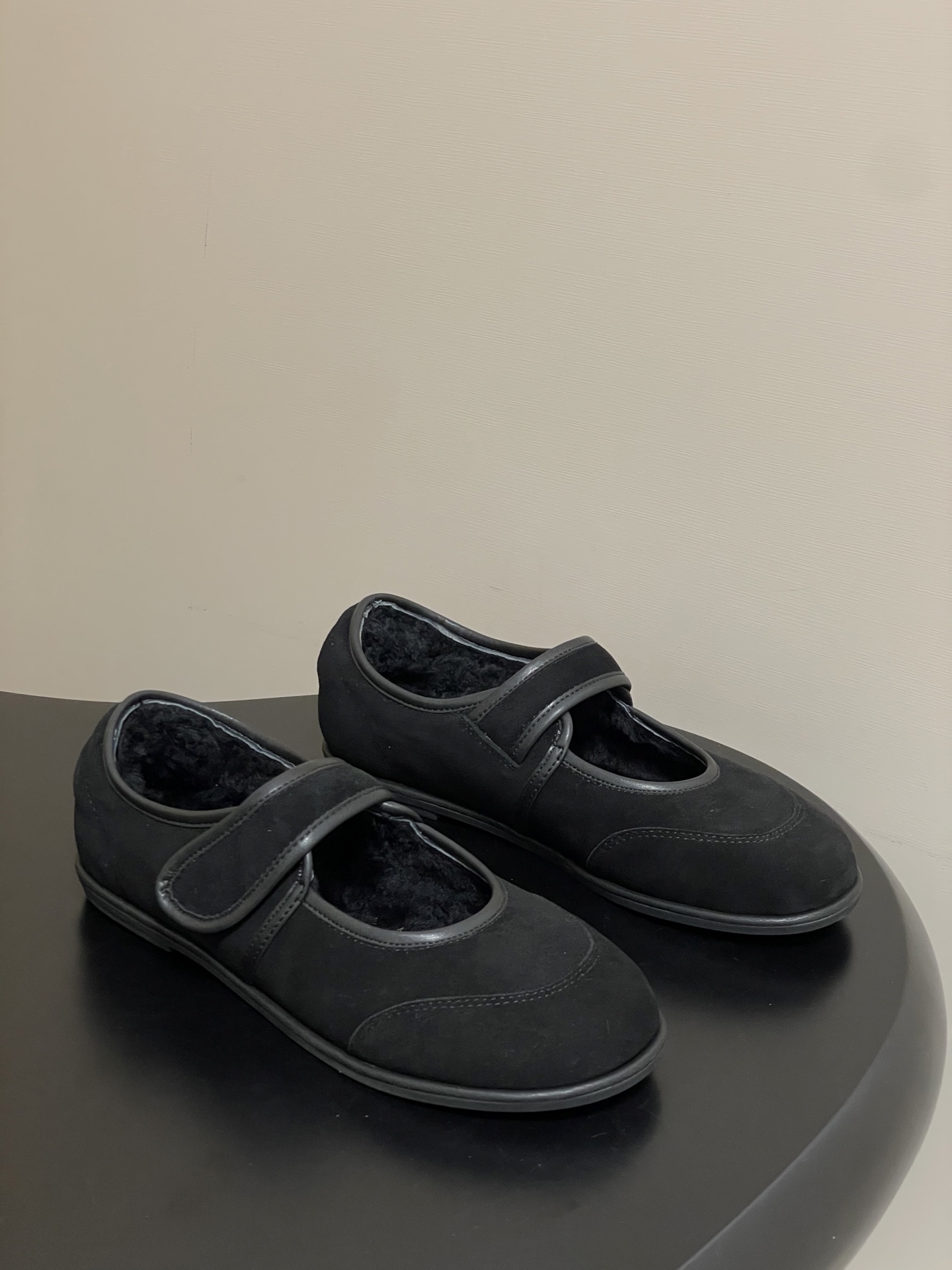 NO:594446,- THE ROW 25ss new autumn and winter TR rabbit fur Velcro Mary Jane flat shoes fur warm bun shoes. The upper is made of pure sheep leather/suede, which is fashionable and gentle!  The inner foot pads are made of soft rabbit fur, and the overall shoe is 'soft' and comfortable!  It is a whole casual style, the shoes are loose-fitting and very malleable!  Very friendly to all foot types!  A must-have item for autumn and winter, warm, comfortable and easy to match!  Sheep suede upper, rabbit fur lining, molded non-slip rubber outsole, size 35-39 (40.41 custom made, non-refundable), furry shoes, mary jane, sheep, chamois leather19860909- THE ROW 25ss秋冬新款 TR兔毛里魔术贴玛丽珍平底单鞋毛毛保暖包子鞋 鞋面采用纯羊京/麂皮,时尚又温柔！内里垫脚采用柔软兔毛,整体鞋子就是一个字“软”舒服！就是一整个休闲风格,鞋子宽松版型,可塑性非常强！对待所有脚型非常友好！秋冬搭配必备单品,保暖舒适又好搭配！ 鞋面羊反绒 内里垫脚兔毛 鞋底开模防滑橡胶大底 码数35-39（40.41定做不退换）,毛毛鞋,mary jane,sheep,chamois leather,Women's Shoes