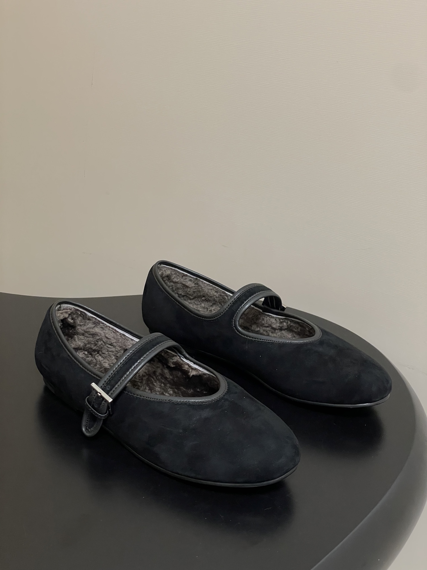 NO:594448,- THE ROW 25ss new autumn and winter TR rabbit fur lining buckle Mary Jane flat shoes fur warm bun shoes fur shoes. The upper is made of pure suede, fashionable and gentle!  The inner foot pads are made of soft rabbit fur, and the overall shoe is 'soft' and comfortable!  It is a whole casual style, the shoes are loose-fitting and very malleable!  Very friendly to all foot types!  A must-have item for autumn and winter, warm, comfortable and easy to match!  Sheep suede upper, rabbit fur lining, Italian genuine leather outsole, size 35-39 (40.41 custom made, non-returnable), fur shoes, mary jane, sheep, chamois leather, Leather soles19860909- THE ROW 25ss秋冬新款 TR兔毛里搭扣玛丽珍平底单鞋毛毛保暖包子鞋毛毛鞋 鞋面采用纯羊京/麂皮,时尚又温柔！内里垫脚采用柔软兔毛,整体鞋子就是一个字“软”舒服！就是一整个休闲风格,鞋子宽松版型,可塑性非常强！对待所有脚型非常友好！秋冬搭配必备单品,保暖舒适又好搭配！ 鞋面羊反绒 内里垫脚兔毛 鞋底意大利真皮大底 码数35-39（40.41定做不退换）,毛毛鞋,mary jane,sheep,chamois leather,Leather soles,Women's Shoes