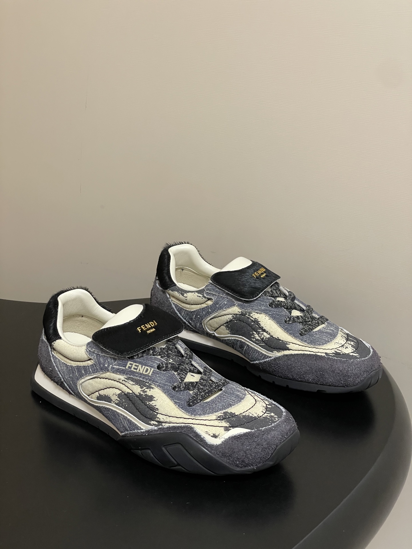 NO:594715,- 2025 new early autumn FENDI Fendi Wave Pulse low-top shoes series retro style lace-up folding tongue sports shoes flat moral training shoes casual shoes FENDI Wave  Pulse lace-up low-top sneakers. Made of suede and denim with tonal suede-effect printed details. Inlays and turn-over tongue in the same material. Light blue mélange tubular laces. Three-dimensional rubber logo on the sides and gold metal FENDI logo on the tongue. Beige rubber running sole with wraparound edges on the sides and diagonal F pattern. Original custom plush cow suede upper (split hardware logo letter buckle)  The shoe shape is loose, tolerant of wide feet/fat feet, and at the same time visually makes the feet small; the color is low-saturated retro color, with a relaxed 'old money style' tone. The sole is a lightweight rubber sole, which is soft and elastic and does not tire the feet, suitable for daily commuting or shopping; the style is compatible with retro, casual, light and mature style, and it goes well with jeans, suit pants, and dresses. The inner lining is sheepskin, and the sole is molded rubber outsole. Size:  35-39 (40.41 custom-made, non-refundable), casual shoes/sports shoes, fendi, fendi, sneakers, skirts, jeans, business suit, sheepskin19860909- 2025早秋新款FENDI芬迪 Wave Pulse 低帮鞋系列复古风系带翻折鞋舌运动鞋平底德训鞋休闲鞋 FENDI Wave Pulse系带低帮运动鞋.绒面革和牛仔面料材质,饰有同色系绒面革效果印花细节.相同材质的嵌饰和翻折鞋舌.浅蓝色混色管状鞋带.侧面饰有三维橡胶标志,鞋舌饰有金色金属FENDI标志.米色橡胶跑鞋鞋底,侧面采用环绕式边缘设计,饰有对角F图案. 鞋面原版定制长绒牛反毛皮面（分体五金logo字母扣） 鞋型偏宽松,对脚宽/脚胖包容度高,同时视觉显脚小；配色是低饱和复古色系,自带松弛的“老钱风”调性.鞋底是轻质橡胶底,软弹不累脚,日常通勤或者逛街都适配；风格兼容复古、休闲、轻熟风,搭牛仔裤、西装裤、连衣裙都不违和. 内里垫脚绵羊皮 鞋底开模橡胶组合大底 码数: 35-39（40.41定做不退换）,休闲鞋/运动鞋,fendi,fendi,sneakers,skirts,jeans,business suit,sheepskin,Women's Shoes