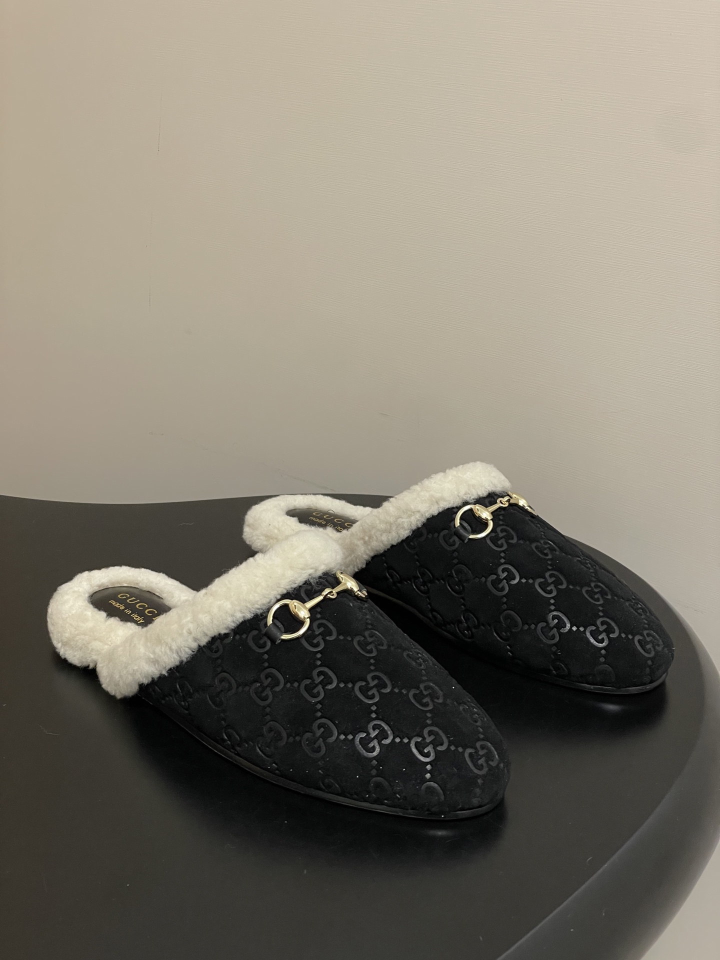 NO:594712,- New colors for early autumn 2025 Gucci Princetown classic wool slippers series Double G cowhide embossed mules Horsebit flat half slippers Fur slippers As an outstanding representative of design heritage, the new series of horsebit loafers vividly highlight the classic elegance. This shoe is made of the brand's iconic letters G G interlaced pattern embossed leather, making it a timeless classic. The material of this shoe is soft, and the corridor shape is exquisite and smooth, highlighting daily elegance!  Customized double G embossed cow leather on the upper, lamb wool lining for the feet, Italian genuine leather outsole, size 35-39 (40.41.42 custom made, non-returnable), semi-smooth fur shoes, gucci, gucci, loafers, slippers, cowhide, Leather soles19860909- 2025早秋新配色Gucci 古驰Princetown经典款羊毛拖鞋系列 双G牛皮压印穆勒鞋马衔扣平底半拖鞋毛毛拖鞋 作为设计传承的杰出代表,新系列饰马衔扣乐福鞋,生动彰显经典优雅格调.这款鞋履采用品牌标志性字母G G交织图案压纹皮,成就隽永经典.这款鞋履材质柔软,廊形精致流畅,彰显日常优雅风范！ 鞋面定制双G压印牛皮 内里垫脚羊羔毛 鞋底意大利真皮大底 码数35-39（40.41.42定做不退换）,半拖毛毛鞋,gucci,gucci,loafers,slippers,cowhide,Leather soles,Women's Shoes