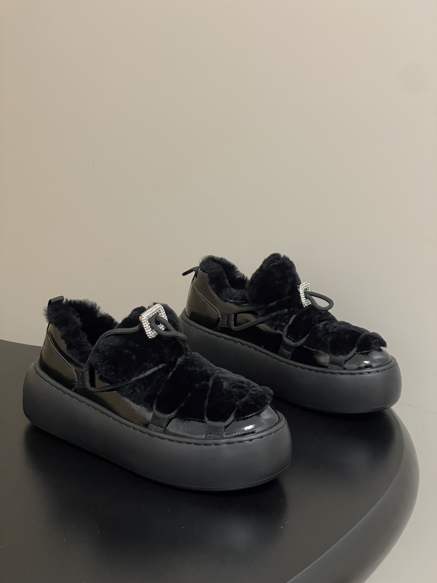 NO:612107,-Top quality 2025 early autumn new Roger vivor RV Viv' Up Skate wool casual shoes diamond buckle furry loafers one-leg thick-soled wool lining casual shoes sneakers Viv up Snow  bootie, limited winter style, comfortable suede combined with virgin wool, softer and more fluffy, the sole is painlessly increased by 5 cm, and made of Eva material, which is light and elastic, as if you are walking on a soft cushion. The diamond buckle not only adds brand identity but also adds sophistication. It is super versatile, a quick step out, a must-have for lazy people. The thick-soled design is fashionable, energetic and relaxed, and you are not afraid of wearing it for a long time. How can the small dark diamond buckle be so cute!  Low-key, restrained yet versatile, who hasn’t already owned one? The sole thickness is 5cm. Suitable for matching with small skirts and trousers. It increases height without tiring the feet. The upper is high-mercerized cow suede/wool. The lining is made of wool. The sole is molded foam rubber outsole. The heel height is 5cm. The size is 35-39 (customized in 40 pieces, non-returnable). Furry shoes, Roger Vivier, loafers, sneakers, skirts, chamois leather19860909-顶级品质 2025早秋新款 Roger vivier 罗杰维维亚 RV Viv' Up Skate羊毛休闲鞋钻扣毛茸茸乐福鞋一脚蹬厚底羊毛里休闲鞋运动鞋 Viv up Snow bootie,限定冬日风情,舒适麂皮绒结合初剪羊毛,更柔软更蓬松,鞋底无痛增高5公分,采用Eva材料轻盈又有弹性,仿佛在软垫上行走.搭配钻扣既有品牌标识又为精致加分.超级百搭,快速出门一脚蹬,懒人必备. 厚底设计时尚又有活力轻松自在,不惧长时穿着 暗色小钻扣怎么可以这么可爱！ 低调内敛还百搭 到底谁还没有拥有 底厚5cm 搭配小裙子 裤子皆宜 增高的同时又不累脚 鞋面高丝光牛反绒/羊毛 内里垫脚羊毛 鞋底开模发泡橡胶大底 跟高5cm 码数35-39（40定做不退换）,毛毛鞋,roger vivier,loafers,sneakers,skirts,chamois leather,Women's Shoes