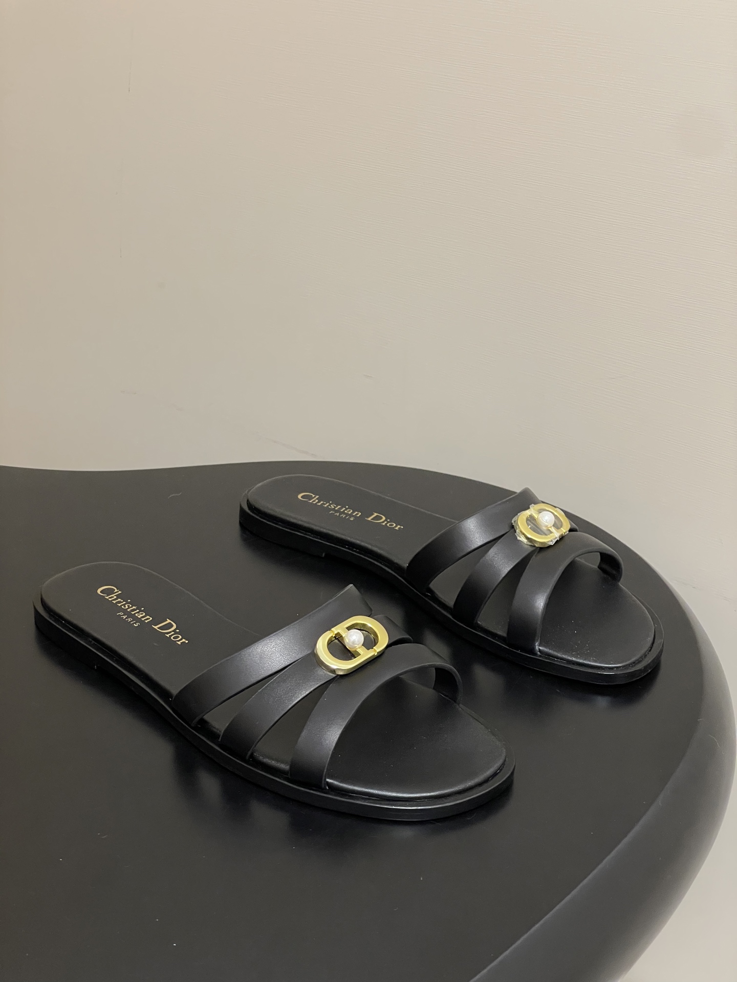 NO:612092,- 2026 Spring and Summer New Dior D-Club Pearl CD Letter Buckle Cross Strap Thick Heel Sandals Woven Strap Flat Slippers This D-Club sandal is a new product in the 2025 autumn series, reinterpreting the classic style with a simple and elegant design. The exquisite cow leather straps on the upper are embellished with the cross CD logo. The padded insole is comfortable to wear, and the simple design is easy to put on and take off, making it easy to create a casual look. A pair of versatile items that can enhance the overall texture, suitable for investment in a long-term wardrobe.  Customized cowhide for the upper, original molded Italian thickened genuine leather outsole, size 35-39 (34.40.41.42.43 customized, non-returnable), slippers, dior, dior, slippers, cowhide, Leather soles19860909- 2026春夏新款Dior 迪奥D-Club 珍珠CD字母扣交叉带粗跟凉拖鞋编织带平底拖鞋 这款 D-Club 凉拖是二零二五秋季系列新品,以简约优雅的设计重新诠释经典款式.鞋面精致的牛皮革饰带点缀以交叉CD标志.加垫内底穿着舒适,简约的设计便于穿脱,轻松打造休闲造型.一双能提升整体质感的百搭单品,适合投资于长期衣橱. 鞋面定制牛皮 鞋底原版开模意大利加厚真皮大底 码数35-39（34.40.41.42.43定做不退换）,拖鞋,dior,dior,slippers,cowhide,Leather soles,Women's Shoes