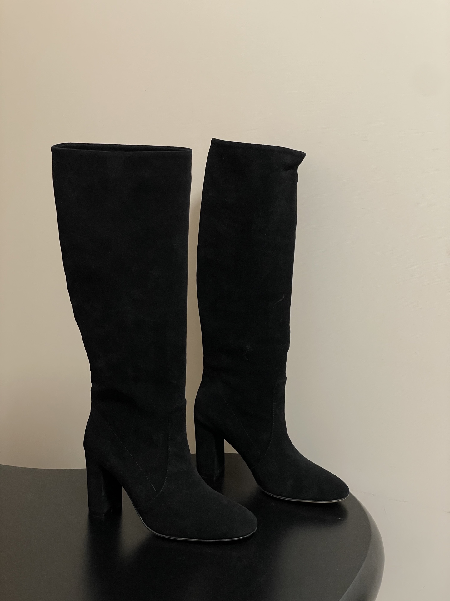 NO:612082,-Top quality Gianvito Rossi25s new autumn and winter style Rossi GR retro suede high-heeled boots old money style over-the-knee boots  They are made of suede leather, which has a fine texture and a high-end matte effect, and the suede leather of different colors is very textured both visually and tactilely. The high-heeled boots have a higher shaft, which can well modify the leg lines; the heel is designed with a thick heel, which combines stability and fashion, which not only enhances the aura but also ensures walking comfort.  The toe is a square toe design, which is simple and elegant, in line with the current fashion trend, and can also accommodate different foot types; the overall design is simple and neat, without too many complicated decorations, highlighting the classic and elegant style, and is easy to match with various clothing, whether it is a skirt or trousers, it can show good fashion taste. The upper is cow suede, the lining is sheepskin, the sole is Italian leather outsole (injection molded forefoot), and the heel height is 5.5cm/9cm  Size 35-39 (40 is custom-made and cannot be returned or exchanged), boots, boots, skirts, sheepskin, chamois leather, Leather soles19860909-顶级品质 Gianvito Rossi25s秋冬新款 罗西 GR 复古麂皮绒面高跟堆堆长靴老钱风过膝长筒靴 采用绒面革材质,质感细腻,呈现出高级的哑光效果,且不同颜色的绒面革在视觉和触觉上都极具质感.高跟长靴,靴筒较高,能够很好地修饰腿部线条；鞋跟为粗跟设计,兼具稳定性与时尚感,提升气场的同时也保证了行走的舒适度. 鞋头为方头设计,简约大气,符合当下的时尚潮流,同时也能容纳不同脚型；整体设计简约利落,没有过多繁杂的装饰,凸显出经典与优雅的风格,易于搭配各种服饰,无论是裙装还是裤装都能展现出不俗的时尚品味. 鞋面牛反绒 内里垫脚羊皮 鞋底意大利真皮大底（注塑前掌） 跟高5.5cm/9cm 码数35-39（40定做不退换）,靴子,boots,skirts,sheepskin,chamois leather,Leather soles,Women's Shoes