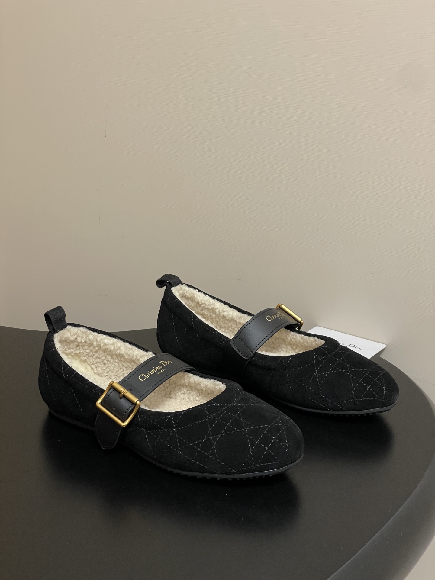 NO:612095,-Running version (remarks when ordering) 25ss new autumn and winter Dior DiorAlps Dior Frost wool ballet shoes CD letter belt buckle Mary Jane flat cannage suede ballet shoes furry single shoes These Dior Frost ballet shoes are from the DiorAlps limited series, elegant and comfortable. The black suede cow leather upper is decorated with a cannage pattern, and the white sheepskin fur integrated lining can create a comfortable wearing experience. The adjustable black cowhide strap is embellished with gold finish Christian  Dior Paris logo buckle, paired with notched rubber soles for a more refined look. Can be matched with other DiorAlps items. Customized cow suede upper, lambswool lining, molded rubber outsole, size 35-39 (40.41 custom made, non-returnable), fur shoes, dior, dior, loro piana, mary jane, cowhide, sheepskin, chamois leather19860909-跑量版本（下单备注） 25ss秋冬新款Dior 迪奥DiorAlps Dior Frost羊毛芭蕾鞋CD字母皮带扣玛丽珍平底藤格纹麂皮绒面芭蕾舞鞋毛毛单鞋 这款 Dior Frost 芭蕾鞋来自DiorAlps限定系列,优雅舒适.黑色绒面牛皮革鞋面饰以藤格纹图案,白色羊皮革皮毛一体里料可打造舒适的穿着体验.可调节黑色牛皮革饰带点缀以金色饰面 Christian Dior Paris标志搭扣,搭配凹口橡胶鞋底更显精致.可与其他 DiorAlps 单品搭配. 鞋面定制牛反绒 内里垫脚羊羔毛 鞋底开模橡胶大底 码数35-39（40.41定做不退换）,毛毛鞋,dior,dior,loro piana,mary jane,cowhide,sheepskin,chamois leather,Women's Shoes