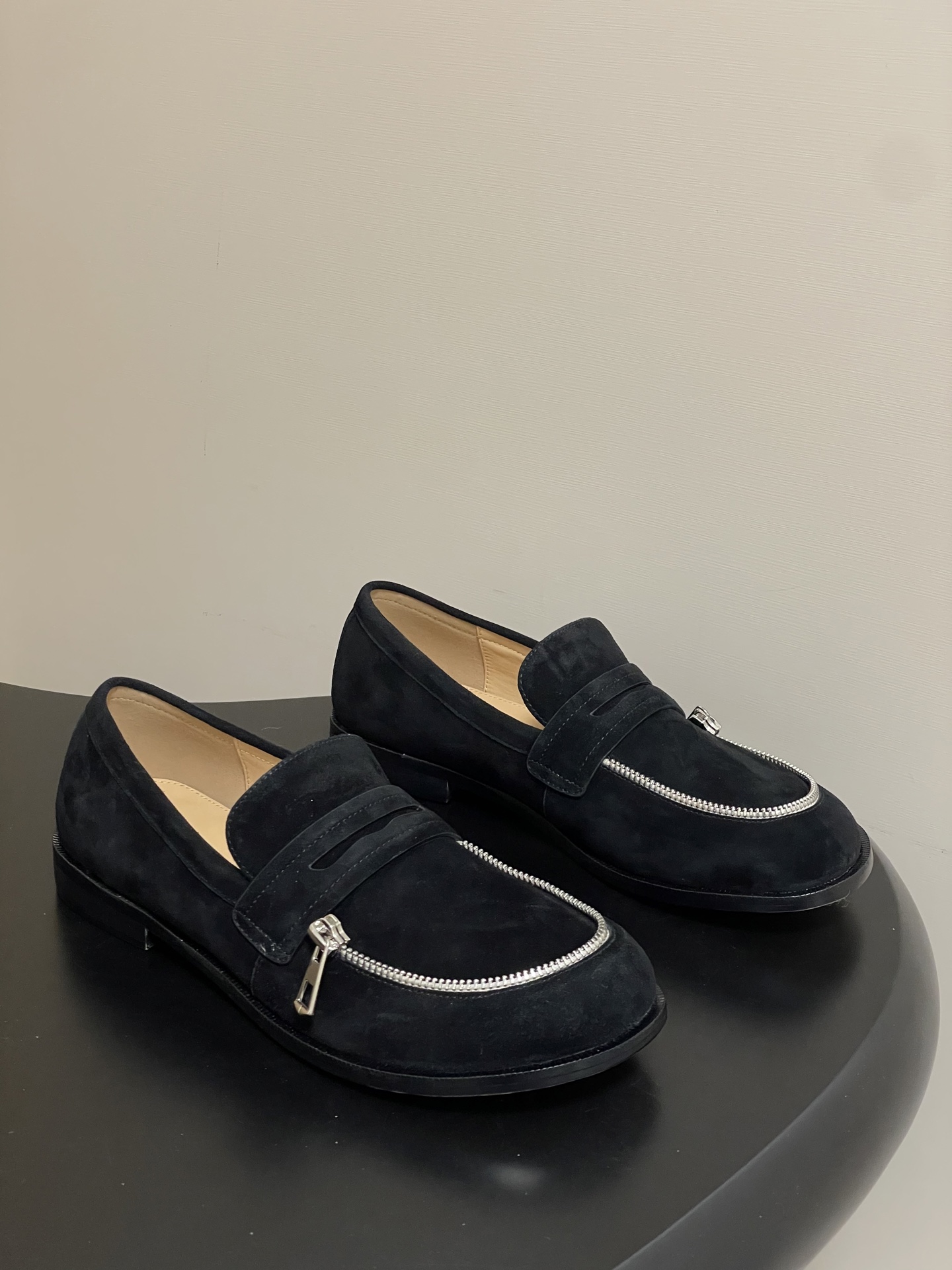 NO:612103,- JW ANDERSON 25Fw new autumn and winter zipper small leather shoes, large round toe flat loafers, retro British style small leather shoes, old money style shoes  The classic loafer shoe shape, with smooth lines outlining a simple and elegant appearance, is suitable for daily casual wear as well as for some slightly formal occasions, showing a low-key elegance. The side of the shoe is decorated with exquisite metal zippers, which adds a highlight to the overall simple design, enhances the sense of fashion and uniqueness, and makes this pair of loafers stand out among many ordinary styles. The upper is cow suede/cowhide, the lining is sheepskin, and the sole is leather welt/open-molded outsole.  Size 35-39 (40.41 customized, non-refundable), loafers, loafers, cowhide, sheepskin19860909- JW ANDERSON 25Fw秋冬新款拉链小皮鞋大圆头平底乐福鞋 复古英伦风小皮鞋 老钱风单鞋 经典的乐福鞋鞋型,流畅的线条勾勒出简洁大方的外观,既适合日常休闲搭配,又能在一些稍微正式的场合穿着,展现出低调的优雅气质.鞋子侧面有精致的金属拉链条装饰,为整体简约的设计增添了一丝亮点,提升了时尚感与独特性,让这双乐福鞋在众多普通款式中脱颖而出. 鞋面牛反绒/牛皮 内里垫脚羊皮 鞋底真皮沿条/开模大底 码数35-39（40.41定做不退换）,乐福鞋,loafers,cowhide,sheepskin,Women's Shoes