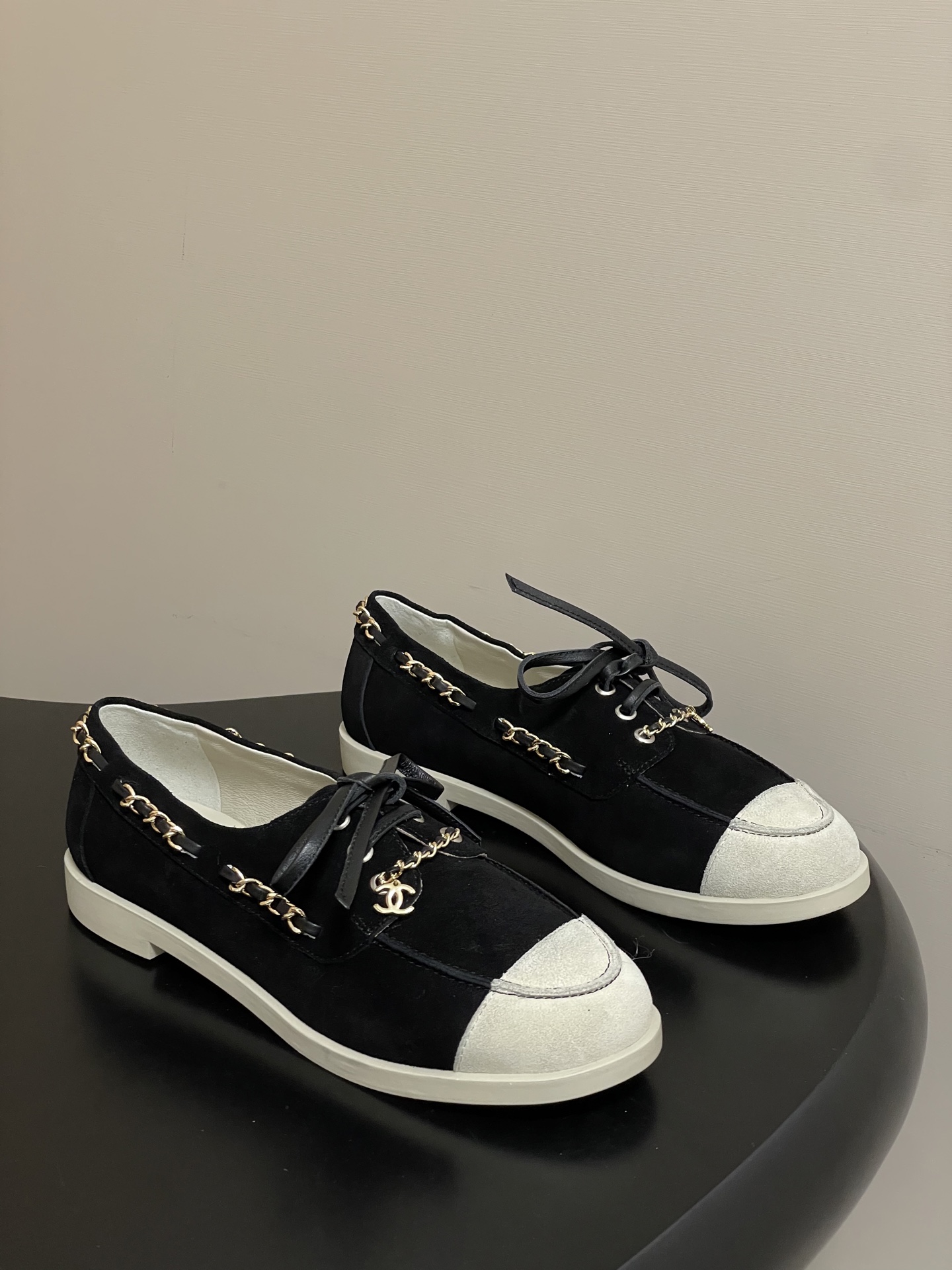 NO:612751,- 2026 Xiaoxiang Chanel 26C spring and summer new products, classic double color block suede loafers, chain double C buckle flat shoes, the sides of the shoes are decorated with leather chains and small logo pendants, which reveal exquisite small details, and are very light and comfortable to wear. They are very practical shoes for daily use. Xiaoxiang's pair of flat casual shoes can be said to be the most designed shoes in recent years. The clever use of leather chains is unique and unique. I fell in love with it at first sight.  Suede color matching is versatile for everyday use. The most important thing is that it uses a soft sole. It is super comfortable and easy to wear. As long as you try it on your feet, you will be surprised. It is a rare shoe that combines comfort, style and versatility so well. The upper is custom-made cow suede, the lining is sheepskin, and the sole is molded and wear-resistant raw rubber outsole.  Size 35-39 (40.41 customized, non-refundable), casual shoes/sports shoes, chanel, loafers, sneakers, sheepskin, chamois leather19860909- 2026小香Chanel 26C春夏新品 经典双拼色麂皮乐福鞋 链条双C扣平底单鞋 鞋子侧边装饰有皮穿链和小logo坠饰,在在透露着精致的小细节,而且很轻穿着舒适,是日常十分实搭的鞋款. 小香这双平底休闲鞋 可以说是这几年最具设计感的鞋子了 巧妙选用皮穿链条个性别致 一眼就爱上 麂皮拼色 日常又百搭 最最主要是选用了柔软的鞋底 超级舒服好穿 只要上脚试穿都会很惊喜 是难得将舒适 洋气 百搭融合得这么好的一款鞋 鞋面定制牛反绒 内里垫脚羊皮 鞋底开模耐磨生胶大底 码数35-39（40.41定做不退换）,休闲鞋/运动鞋,chanel,loafers,sneakers,sheepskin,chamois leather,Women's Shoes