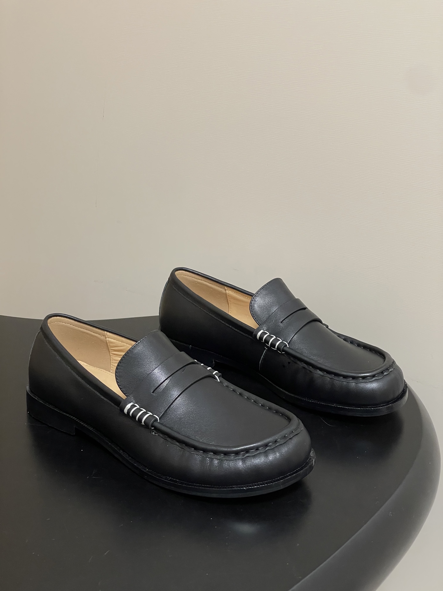 NO:614494,- JW ANDERSON 25Fw Autumn and Winter New JW Mark Line Small Leather Shoes Large Round Toe Flat Loafers Retro British Style Small Leather Shoes Old Money Style Shoes  The classic loafer shoe shape, with smooth lines outlining a simple and elegant appearance, is suitable for both daily casual wear and some slightly formal occasions, showing a low-key elegance. The side of the shoe is decorated with exquisite metal zippers, which adds a bright spot to the overall simple design, enhances the sense of fashion and uniqueness, and makes this pair of loafers stand out among many ordinary styles. The upper is sheep suede/cowhide, the lining is sheepskin, the sole is genuine leather welt/open-molded outsole  Size 35-39 (40.41 customized, non-refundable), loafers, loafers, cowhide, sheepskin19860909- JW ANDERSON 25Fw秋冬新款JW 马克线小皮鞋大圆头平底乐福鞋 复古英伦风小皮鞋 老钱风单鞋 经典的乐福鞋鞋型,流畅的线条勾勒出简洁大方的外观,既适合日常休闲搭配,又能在一些稍微正式的场合穿着,展现出低调的优雅气质.鞋子侧面有精致的金属拉链条装饰,为整体简约的设计增添了一丝亮点,提升了时尚感与独特性,让这双乐福鞋在众多普通款式中脱颖而出. 鞋面羊反绒/牛皮 内里垫脚羊皮 鞋底真皮沿条/开模大底 码数35-39（40.41定做不退换）,乐福鞋,loafers,cowhide,sheepskin,Women's Shoes