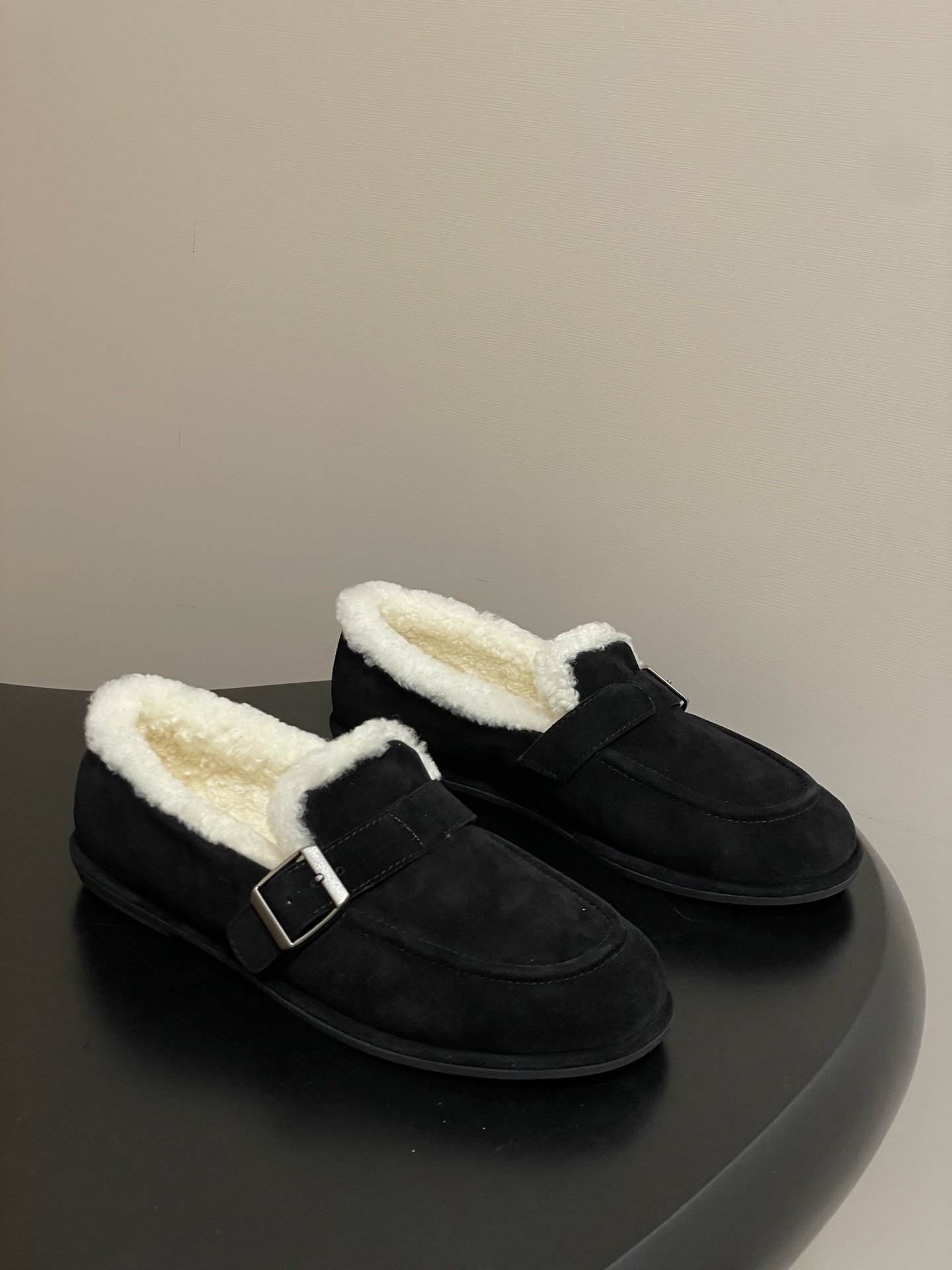 NO:614526,- THE ROW25ss new autumn and winter TR lamb wool Mary Jane flat shoes with buckle fur warm loafers. The upper is made of pure sheepskin/suede, which is fashionable and gentle!  The inner foot pads are made of imported soft lamb wool, and the overall shoe is 'soft' and comfortable!  It is a whole casual style, the shoes are loose-fitting and very malleable!  Very friendly to all foot types!  A must-have item for autumn and winter, warm, comfortable and easy to match!  Sheep suede upper, wool lining for foot pads, comfortable and warm, molded non-slip rubber outsole, size 35-39 (40.41 custom made, non-refundable), loafers, mary jane, sheep, chamois leather19860909- THE ROW25ss秋冬新款 TR羊羔毛玛丽珍平底单鞋搭扣毛毛保暖乐福鞋 鞋面采用纯羊京/麂皮,时尚又温柔！内里垫脚采用进口柔软羊羔毛,整体鞋子就是一个字“软”舒服！就是一整个休闲风格,鞋子宽松版型,可塑性非常强！对待所有脚型非常友好！秋冬搭配必备单品,保暖舒适又好搭配！ 鞋面羊反绒 内里垫脚羊毛 舒适保暖 鞋底开模防滑橡胶大底 码数35-39（40.41定做不退换）,乐福鞋毛毛鞋,loafers,mary jane,sheep,chamois leather,Women's Shoes