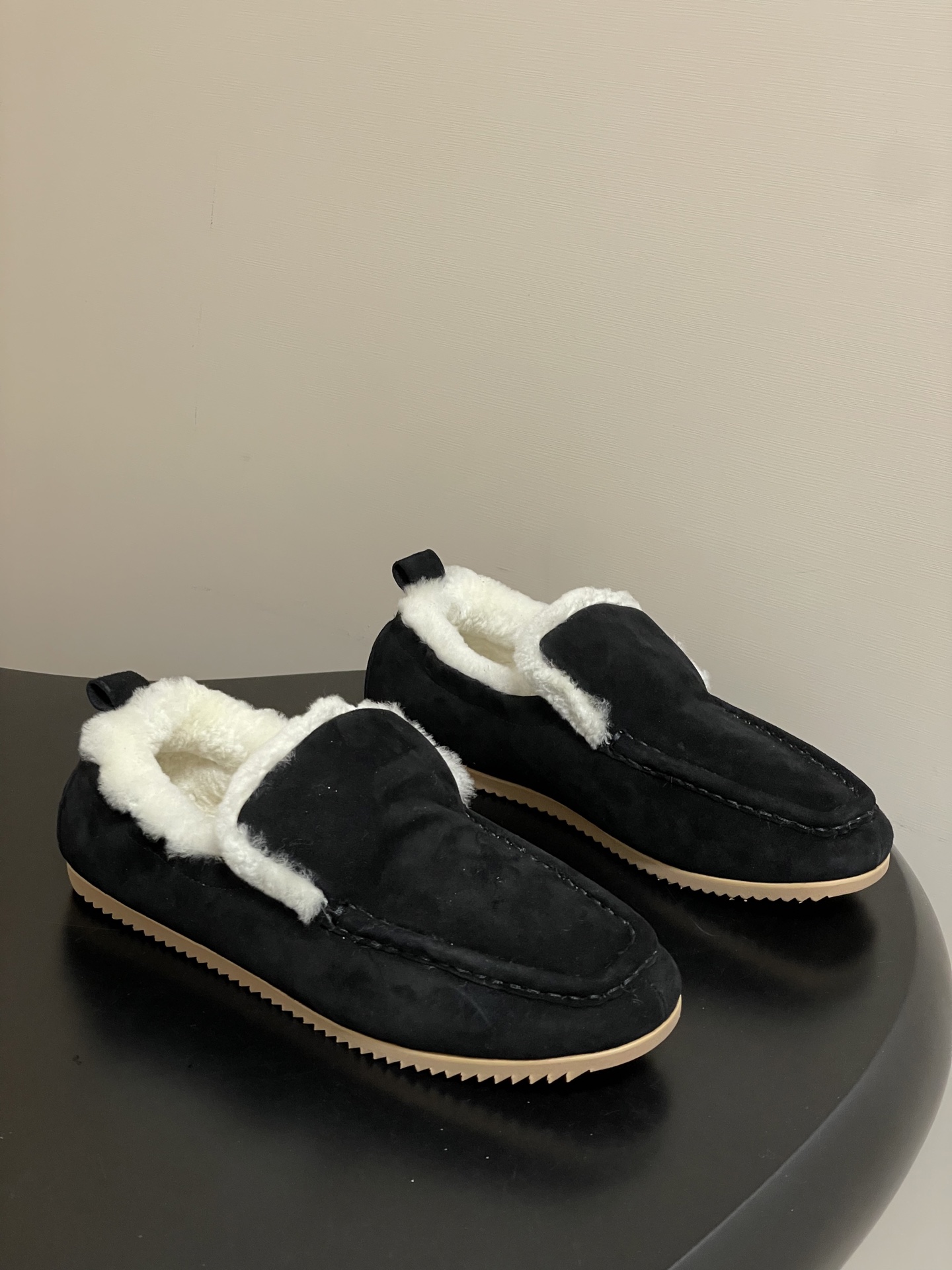 NO:614489,- THE ROW25ss new autumn and winter TR lamb wool Mary Jane flat shoes square toe furry warm loafers. The upper is made of pure sheepskin/suede, which is fashionable and gentle!  The inner foot pads are made of imported soft lamb wool, and the overall shoe is 'soft' and comfortable!  It is a whole casual style, the shoes are loose-fitting and very malleable!  Very friendly to all foot types!  A must-have item for autumn and winter, warm, comfortable and easy to match!  Sheep suede upper, wool lining for foot pads, comfortable and warm, molded non-slip rubber outsole, size 35-39 (40.41 custom made, non-refundable), loafers, mary jane, sheep, chamois leather19860909- THE ROW25ss秋冬新款 TR羊羔毛玛丽珍平底单鞋方头毛毛保暖乐福鞋 鞋面采用纯羊京/麂皮,时尚又温柔！内里垫脚采用进口柔软羊羔毛,整体鞋子就是一个字“软”舒服！就是一整个休闲风格,鞋子宽松版型,可塑性非常强！对待所有脚型非常友好！秋冬搭配必备单品,保暖舒适又好搭配！ 鞋面羊反绒 内里垫脚羊毛 舒适保暖 鞋底开模防滑橡胶大底 码数35-39（40.41定做不退换）,乐福鞋毛毛鞋,loafers,mary jane,sheep,chamois leather,Women's Shoes