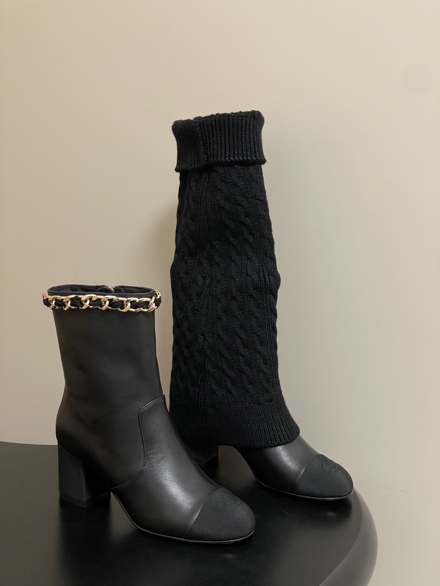 NO:614522,- New autumn and winter Chanel Xiaoxiang 25B autumn and winter catwalk style chain short boots high-heeled socks boots trouser boots reversible boots. When the softness of knitting meets the coldness of the chain, this pair of trouser boots breaks the boundaries with the double wearing method. It combines French elegance and multi-faceted style in one shoe, redefining the possibilities of autumn and winter boots. Selected fine knitted fabrics  It fits naturally with the leg, and has the light wrapping feeling of sock boots, but also hides the stiff silhouette of trouser boots. It is as comfortable as a second skin when walking, but has a delicate texture like high-definition. The iconic chain design brings out the classic!  A rough yet delicate metal chain surrounds the boot shaft, achieving a delicate balance between toughness and femininity, creating an impactful fashion spark. When walking, the chain gently sways with the steps, making a pleasant sound, showing a free and unrestrained movement. The ingenious design of the mid-heel ensures the comfort of wearing, whether it is paired with simple wide-leg pants to create a casual and atmospheric workplace style, or matched with short skirts and shorts to show off a playful sense of youthful vitality.  Or pair it with slim-fitting jeans to demonstrate a casual and fashionable urban style. Every step is based on aesthetics. It is a 'hard item' that can be worn in the wardrobe for ten years. The upper is cowhide/customized wool. The lining is sheepskin. The sole is Italian genuine leather. The heel height is 7cm.  Size 35-39 (40.41 customized, non-refundable), boots, chanel, boots, skirts, shorts, jeans, cowhide, sheepskin, Leather soles, socks19860909- 秋冬新款Chanel 小香25B秋冬走秀款链条短靴高跟袜子靴裤管长靴 可两穿靴子 当针织的柔糯邂逅链条的冷冽,这双裤管靴以双重穿法打破边界.将法式优雅与多面风格熔于一履,重新定义秋冬靴履的可能性.精选细腻针织面料 随腿自然贴合,既有袜子靴的轻盈包裹感,又暗藏裤管靴的挺括轮廓.行走间仿佛第二层肌肤般舒适,却自带高定般的精致肌理. 标志性的链条设计,把经典玩出花！粗旷却不失精致的金属链条环绕靴筒,在硬朗与柔美间达到精妙平衡,碰撞出极具冲击力的时尚火花.行走时 链条随着步伐轻轻晃动,发出悦耳声响 举手投足间尽显潇洒不羁 .中跟的巧妙设计 既保证了穿着的舒适度,无论是搭配简约的阔腿裤.营造随性大气的职场风格 还是与短裙短裤相配 展露青春活力的俏皮感 亦或是配上修身牛仔裤 演绎休闲时尚的都市风情, 每一步都踩在审美点上 是衣橱里能穿十年的“硬货” 鞋面牛皮/定制毛线 内里垫脚羊皮 鞋底意大利真皮大底 跟高7cm 码数35-39（40.41定做不退换）,靴子,chanel,boots,skirts,shorts,jeans,cowhide,sheepskin,Leather soles,socks,Women's Shoes
