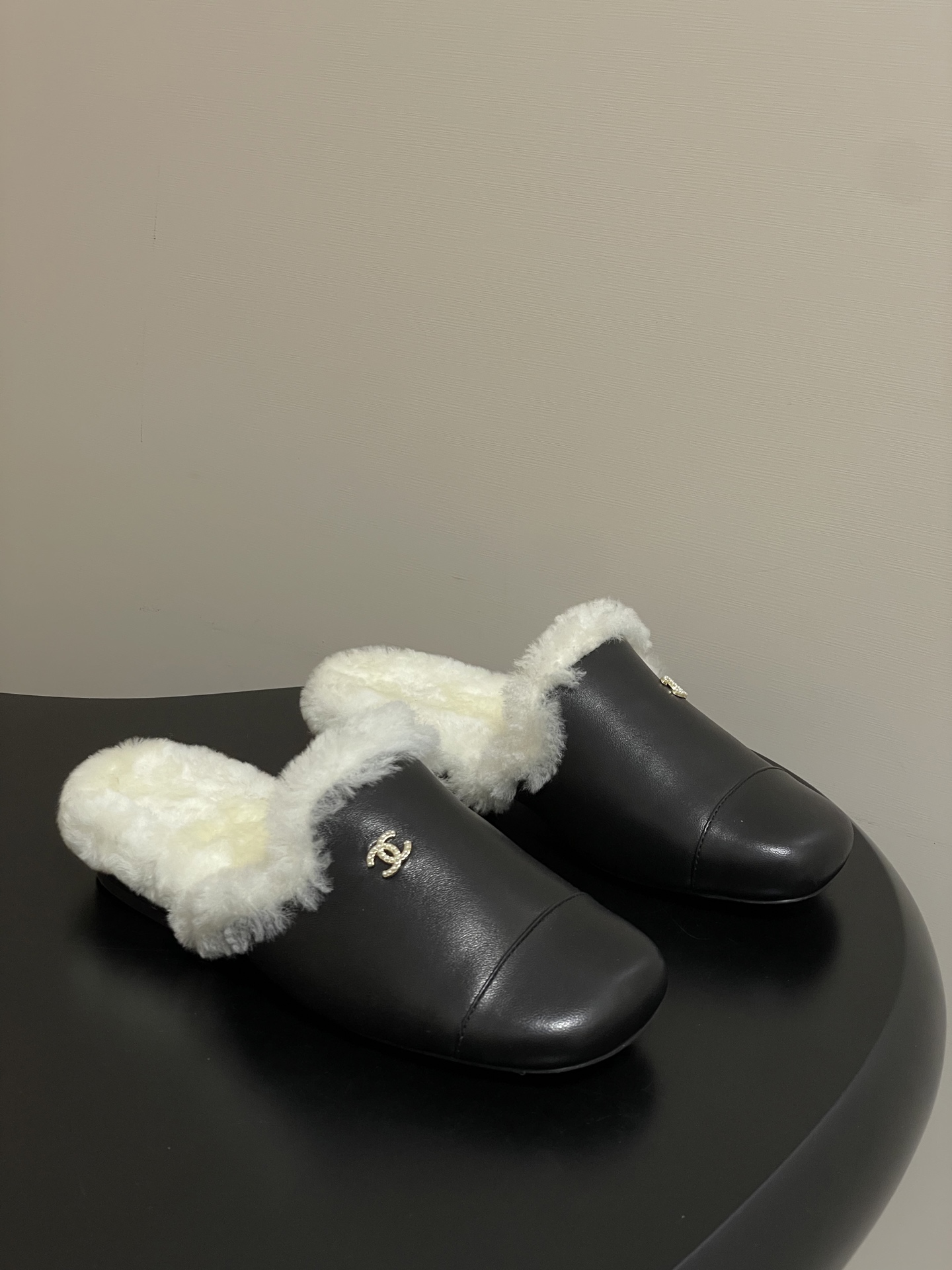 NO:615499,- 25Ss Autumn and Winter New Style Chanel Xiaoxiang Wool Slippers with Toe Double C Small Diamond Buckle Wool Slippers Muller Wool Slippers Baotou style upper with diamond buckle Small Double C, the whole shoe is furry and comfortable, and the feeling on the feet is even more addictive!  It’s just a pair for winter. Cowhide upper, sheepskin lining, genuine leather outsole, size 35-39 (40.41 custom-made, non-refundable), semi-slippers, chanel, slippers, cowhide, sheepskin, Leather soles19860909- 25Ss秋冬新款 Chanel 小香 包头双C小钻扣羊毛拖鞋毛毛鞋穆勒毛拖鞋 包头款鞋面钻扣小双C,整个鞋子毛茸茸的很舒服,上脚感更是要沦陷了超级爱！简直就是冬天里的一把. 鞋面牛皮 内里垫脚羊皮 鞋底真皮大底 码数35-39（40.41定做不退换）,半拖毛毛鞋,chanel,slippers,cowhide,sheepskin,Leather soles,Women's Shoes