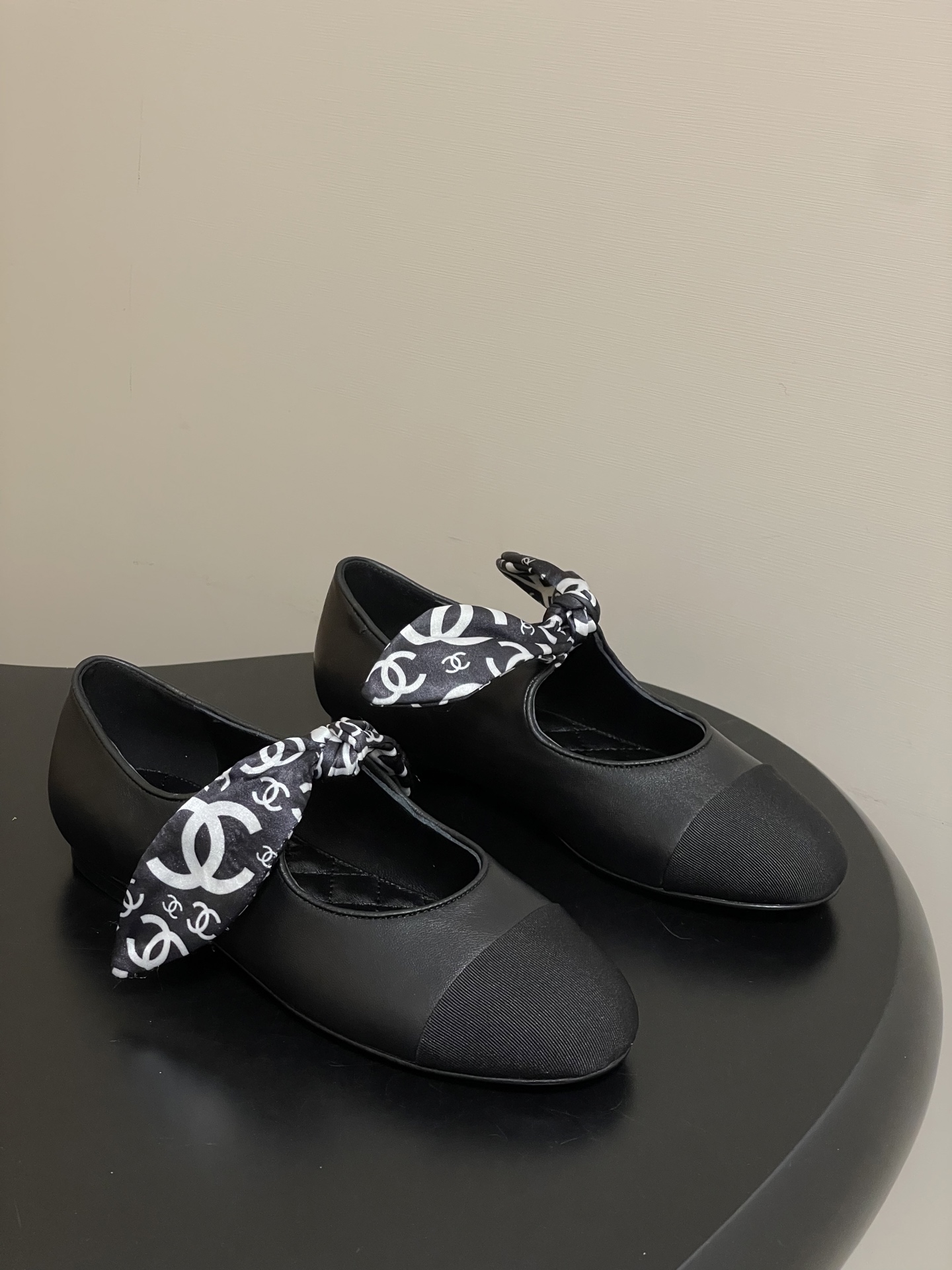 NO:615516,- Spring and summer new Chanel Xiaoxiang 26C silk scarf series color-blocked bow double C ribbon Mary Jane ballet shoes super hot bunny ear shoes Xiaoxiang C's super sexy pair of flat shoes. They are very good when worn alone with small socks. The most beautiful Mary Jane shoes of this year are paired with playful bows. The cuteness and playfulness are just right. They have the feeling of being rich. The black and white round toe with cute little ears is so cute!  Lambskin upper, sheepskin lining, Italian genuine leather outsole, size 35-39 (40.41 custom-made, non-returnable), single shoes, chanel, chanel, mary jane, sheepskin, Leather soles, socks19860909- 春夏新款Chanel小香 26C丝巾系列拼色蝴蝶结双C丝带玛丽珍芭蕾舞鞋超火兔耳朵单鞋 小香C家超级性感的一双平底小单鞋 单穿配个小袜子都非常出彩 本年度最美玛丽珍鞋搭配俏皮蝴蝶结 将可爱俏皮拿捏得恰到好处 自带富家千金的感觉 黑白圆圆头配上萌萌小耳朵太可爱啦！ 鞋面小羊皮 内里垫脚羊皮 鞋底意大利真皮大底 码数35-39（40.41定做不退换）,单鞋,chanel,chanel,mary jane,sheepskin,Leather soles,socks,Women's Shoes