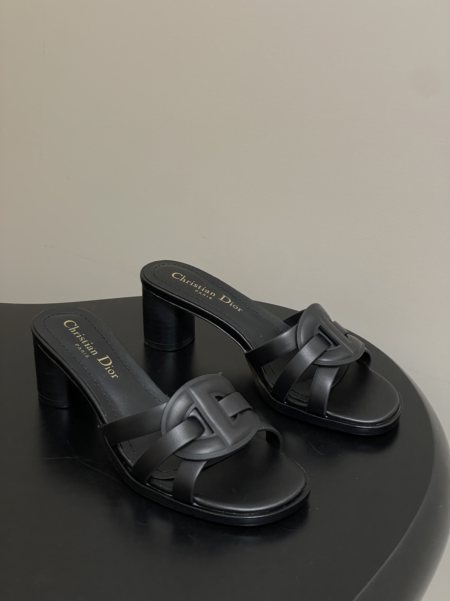 NO:615502,- 25ss spring and summer new Dior Dior D-Club hollow stacked CD cross strap sandals pig nose braided flat slippers this D-Club  Sandals are a new product in the 2025 autumn series, reinterpreting classic styles with a simple and elegant design. The exquisite cow leather straps on the upper are embellished with the cross CD logo. The padded insole is comfortable to wear, and the simple design is easy to put on and take off, making it easy to create a casual look. A pair of versatile items that can enhance the overall texture, suitable for investment in a long-term wardrobe. The upper is made of custom-made cowhide. The sole is original molded Italian thickened genuine leather outsole. The heel is 5cm high.  Size 35-39 (40.41.42.43 customized, non-returnable), slippers, dior, dior, slippers, cowhide, Leather soles19860909- 25ss春夏新款Dior 迪奥D-Club镂空叠层CD交叉带凉拖鞋猪鼻子编织带平底拖鞋 这款 D-Club 凉拖是二零二五秋季系列新品,以简约优雅的设计重新诠释经典款式.鞋面精致的牛皮革饰带点缀以交叉CD标志.加垫内底穿着舒适,简约的设计便于穿脱,轻松打造休闲造型.一双能提升整体质感的百搭单品,适合投资于长期衣橱. 鞋面定制牛皮 鞋底原版开模意大利加厚真皮大底 跟高5cm 码数35-39（40.41.42.43定做不退换）,拖鞋,dior,dior,slippers,cowhide,Leather soles,Women's Shoes