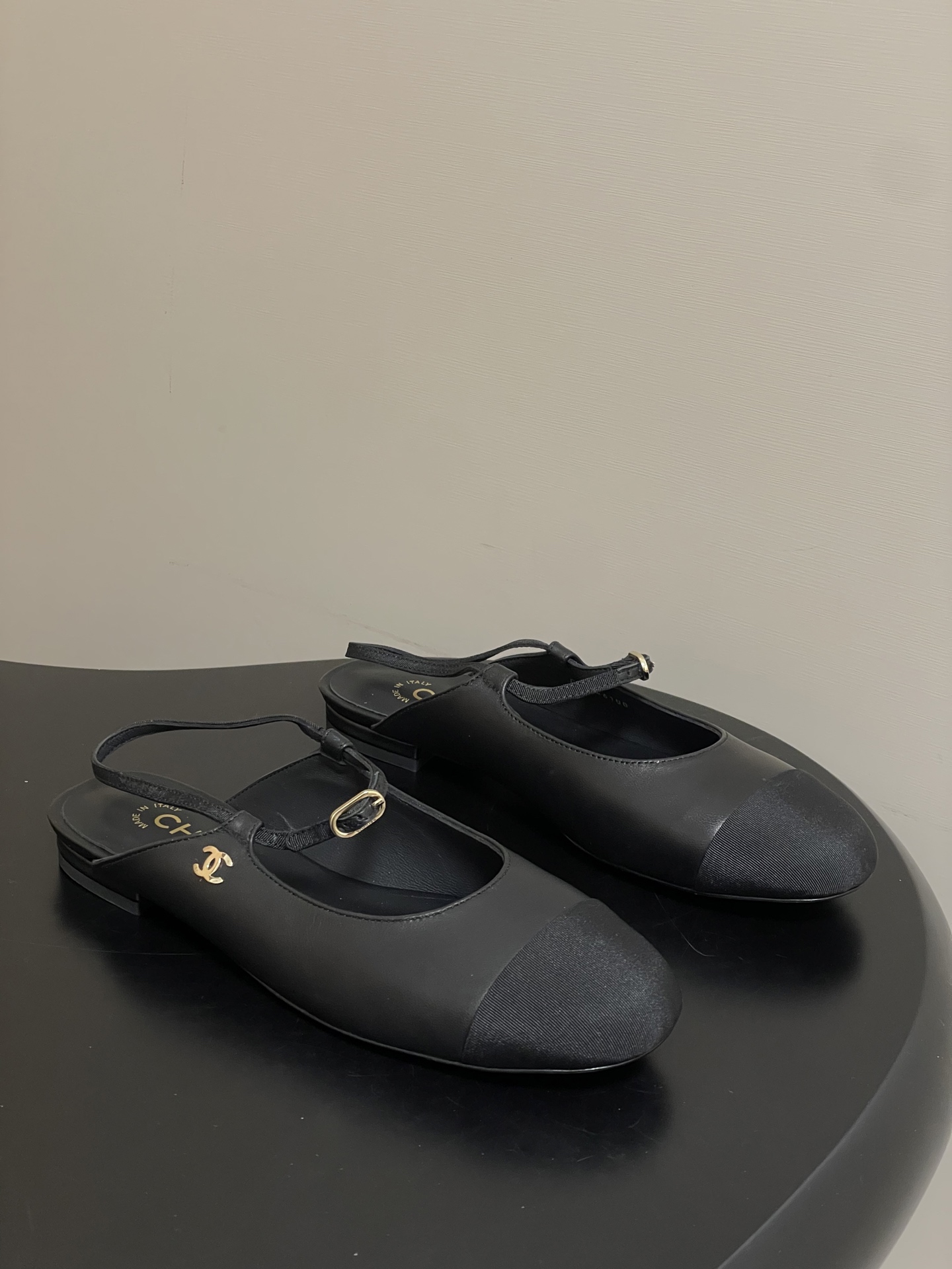 NO:615496,- Spring and summer new Chanel Xiaoxiang 26C spring and summer classic double C buckle flat back empty sandals double color matching buckle sandals  The iconic double C metal buckle embellishes the upper, and the simple back design exposes slender ankles. The flat shoe shape inherits the 'feeling on shit' comfortable gene, showing a relaxed posture when walking. Paired with a tweed skirt, it is a French retro style, and paired with high-waisted wide-leg pants, it shows neat commuting, making every step carry Xiaoxiang's unique elegant rhythm, becoming the key to style across scenes. I like to wear Chanel's slingback. This one finally came to my liking.  The upper foot is stunning ~ the classic small round toe design, the elegant double C buckle combined with the metal, complement each other, very versatile, not tiring to wear. Full of high-end feel ~ lambskin upper/customized cloth, sheepskin lining, Italian A-grade genuine leather outsole, size 35-39 (40.41 custom-made, non-refundable), sandals, chanel, chanel, sandals, flats, skirts, sheepskin, Leather soles19860909- 春夏新款Chanel小香 26C春夏 经典双C扣平底后空凉鞋双拼色搭扣凉鞋 标志性双C金属扣点缀鞋面,简约后空设计露出纤细脚踝,平底鞋型承袭“踩屎感”舒适基因,行走间尽显松弛姿态.搭配斜纹软呢短裙是法式复古,配高腰阔腿裤显利落通勤,让每一步都带着小香独有的优雅韵律,成为跨越场景的风格密钥. 最喜欢穿香奈儿的slingback 这一个终于看到喜欢的 上脚惊艳~经典小圆头设计,优雅的双C扣与金属相结合,相得益彰,非常百搭,穿着不累脚.高级感满满~ 鞋面小羊皮/定制布尼 内里垫脚羊皮 鞋底意大利A级真皮大底 码数35-39（40.41定做不退换）,凉鞋,chanel,chanel,sandals,flats,skirts,sheepskin,Leather soles,Women's Shoes