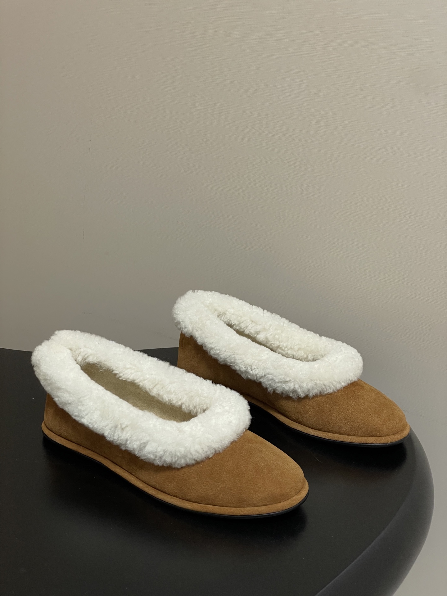 NO:615508,- THE ROW25ss new autumn and winter TR lamb wool Mary Jane flat shoes square toe furry warm ballet shoes. The upper is made of pure sheepskin/suede, which is fashionable and gentle!  The inner foot pads are made of imported soft lamb wool, and the overall shoe is 'soft' and comfortable!  It is a whole casual style, the shoes are loose-fitting and very malleable!  Very friendly to all foot types!  A must-have item for autumn and winter, warm, comfortable and easy to match!  Sheep suede upper, wool lining for foot pads, comfortable and warm, molded non-slip rubber outsole, size 35-39 (40.41 custom made, non-refundable), woolen shoes, mary jane, sheep, chamois leather19860909- THE ROW25ss秋冬新款 TR羊羔毛玛丽珍平底单鞋方头毛毛保暖芭蕾舞鞋 鞋面采用纯羊京/麂皮,时尚又温柔！内里垫脚采用进口柔软羊羔毛,整体鞋子就是一个字“软”舒服！就是一整个休闲风格,鞋子宽松版型,可塑性非常强！对待所有脚型非常友好！秋冬搭配必备单品,保暖舒适又好搭配！ 鞋面羊反绒 内里垫脚羊毛 舒适保暖 鞋底开模防滑橡胶大底 码数35-39（40.41定做不退换）,毛毛鞋,mary jane,sheep,chamois leather,Women's Shoes