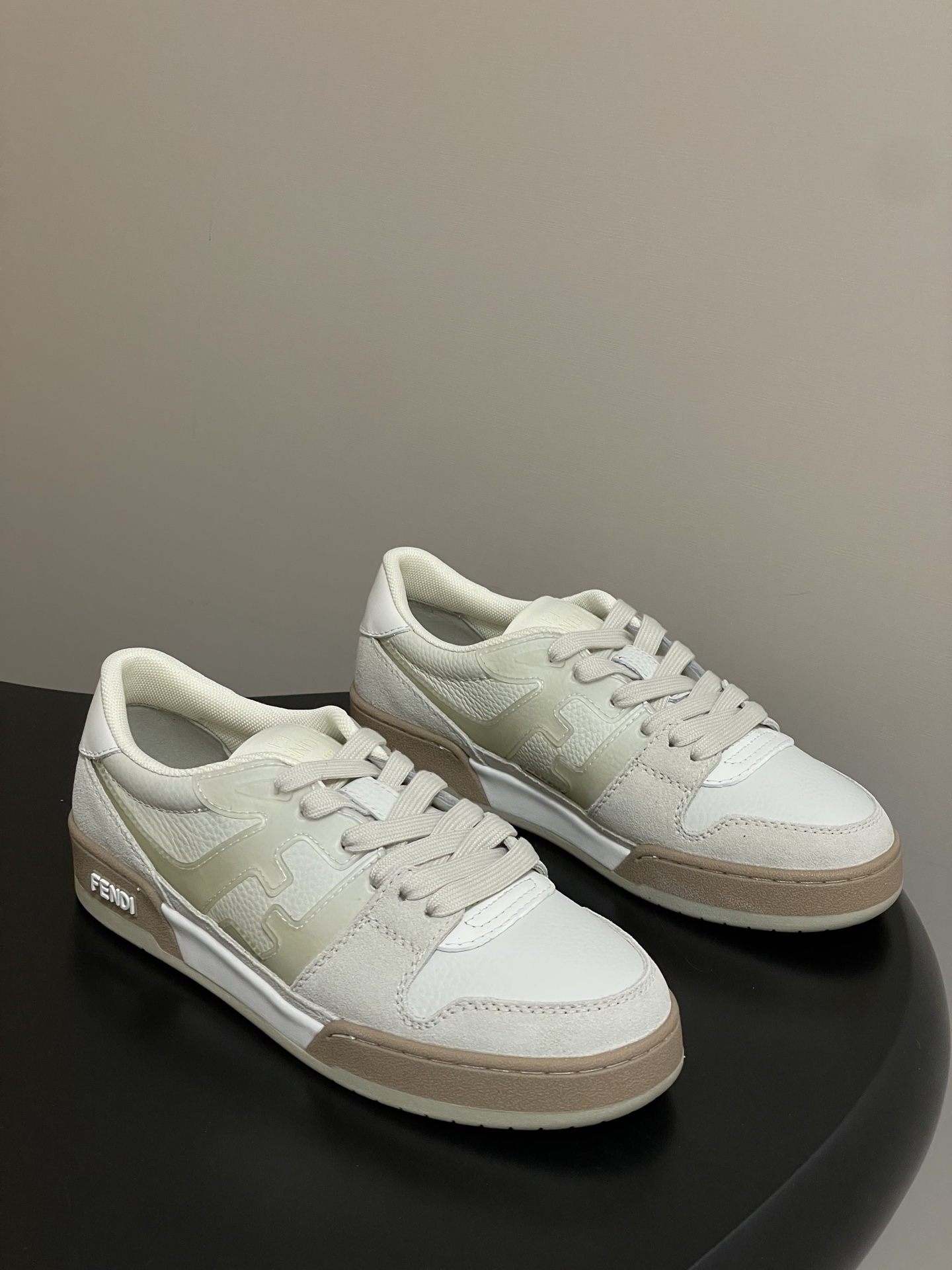 NO:615491,- Men's 10 Fendi match series 25 new colors Gradient film style Thick-soled casual sports shoes for couples Heightened skateboard shoes Original purchased for development and production The first sports shoe fendi match created by designer Kim Jones is similar to the LV Trainer basketball sneaker. The shoe shape is similar, with the addition of FF retro design. The upper is made of suede and leather splicing. The double F logo on the side is lined with terry velvet. The upper foot is super soft, light and comfortable to match with a sweatshirt.  Full of youthful feeling. Original custom-made imported first-layer cowhide for the upper. Custom-made breathable mesh for the lining. Two-color TPU mold for the sole. White cushioning and high-elastic midsole. Bottom thickness 3.5cm. Number of sizes: Women's 35-41 (40.41 custom-made, non-returnable). Men's 40-44 (45, custom-made, non-refundable). Casual shoes/sports shoes, fendi, fendi, louis vuitton, louis  vuitton,sneakers,hoodie,sweatshirts,cowhide,chamois leather19860909-男10 Fendi芬迪 match系列 25新配色 渐变胶片款 厚底休闲运动鞋情侣款增高滑板鞋 原版购入开发 做货 设计师Kim Jones打造的首款运动鞋fendi match 和LV驴牌的Trainer篮球运动鞋 鞋型差不多 添加了FF复古的设计 鞋面采用麂皮和皮革拼接组合 侧面凸起的双F logo内里采用毛巾绒里 上脚超级柔软 轻便 舒适搭配卫衣 少年感满满 鞋面原版定制进口头层牛皮 内里垫脚进口定制透气网 鞋底双色TPU模具射出大底白色缓震高弹中底 底厚3.5cm 码数: 女款35-41（40.41定做不退换） 男款40-44（45定做不退换）,休闲鞋/运动鞋,fendi,fendi,louis vuitton,louis vuitton,sneakers,hoodie,sweatshirts,cowhide,chamois leather,Women's Shoes