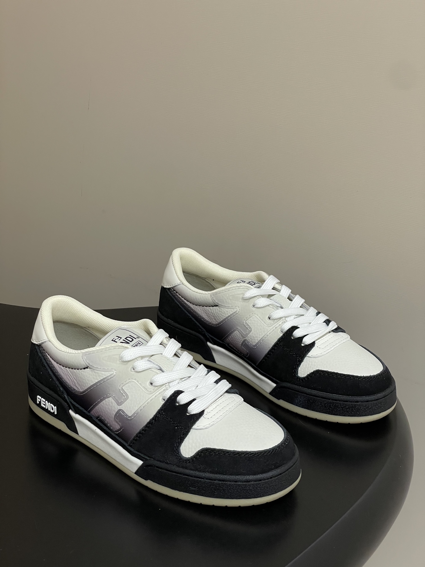 NO:615494,- Men's 10 Fendi match series 25 new colors Thick-soled casual sneakers for couples height-increasing skateboard shoes Original purchased for development and production The first sneakers fendi match created by designer Kim Jones are similar to LV's Trainer basketball sneakers. The shoe shape is similar, with the addition of FF retro design. The upper is made of suede and leather stitching. The double F logo on the side is lined with terry velvet. The upper foot is super soft, light and comfortable to match with a sweatshirt. It has a full youthful feel.  Original custom-made imported first-layer cowhide for the upper, imported custom-made breathable mesh for the lining, two-color TPU mold for the sole, white cushioning and high-elastic midsole, sole thickness 3.5cm  vuitton,sneakers,hoodie,sweatshirts,cowhide,chamois leather19860909-男10 Fendi芬迪 match系列 25新配色 厚底休闲运动鞋情侣款增高滑板鞋 原版购入开发 做货 设计师Kim Jones打造的首款运动鞋fendi match 和LV驴牌的Trainer篮球运动鞋 鞋型差不多 添加了FF复古的设计 鞋面采用麂皮和皮革拼接组合 侧面凸起的双F logo内里采用毛巾绒里 上脚超级柔软 轻便 舒适搭配卫衣 少年感满满 鞋面原版定制进口头层牛皮 内里垫脚进口定制透气网 鞋底双色TPU模具射出大底白色缓震高弹中底 底厚3.5cm 码数: 女款35-41（40.41定做不退换） 男款40-44（45定做不退换）,休闲鞋/运动鞋,fendi,fendi,louis vuitton,louis vuitton,sneakers,hoodie,sweatshirts,cowhide,chamois leather,Women's Shoes