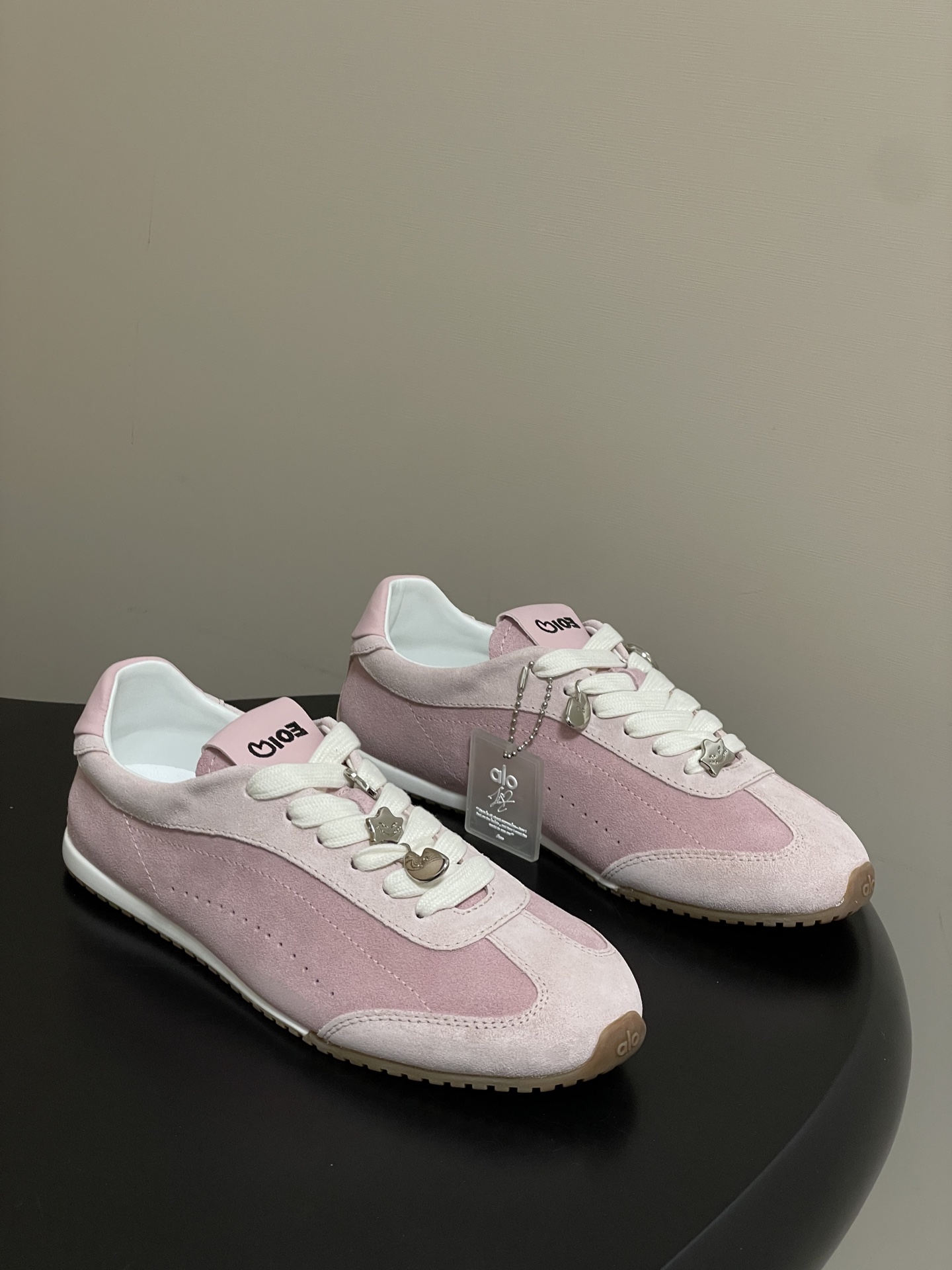 NO:615511,-Top quality (with airplane case) 2025 new force ALO  There is a co-branded logo on the tongue, and there are exquisite small accessories on the shoelaces, which add to the sense of design and recognition. The soft-soled design is light and comfortable to wear, suitable for daily leisure, sports and other scenes. Sunset sneakers, retro moral training shoes are fashionable and versatile, and thin-soled shoes are designed to be light, comfortable and stress-free, both in terms of practicality and appearance. In 2025, ALO can be said to be popular that cannot be ignored!  In addition to the support of a large number of supermodels such as Kendall, Stella, and Elsa, the simple black and white colors are in line with the Clean Fit taste that everyone has loved in recent years, making the outfit more refined and 'expensive'!  !  Upper cowhide/cow suede, lining sheepskin, molded TPU outsole, size 35-39 (40 custom made, non-refundable), casual shoes/sports shoes, sneakers, cowhide, sheepskin, chamois leather19860909-顶级品质（配飞机盒） 2025新势力 ALO X JISOO联名款粉色复古德训鞋alo爆火薄底休闲运动鞋绒面跑步鞋 属于德训鞋款式,整体风格复古又时尚,简约百搭.采用麂皮材质,质感细腻,触感柔软.以粉色为主色调,清新甜美,很有少女感. 鞋舌处有联名标识,鞋带处还有精致的小配饰,增添了设计感和辨识度.软底设计,穿着轻便舒适,适合日常休闲、运动等多种场景. Sunset运动鞋,复古德训鞋设计时髦又百搭,薄底鞋设计轻便舒适暴走无压力,不管是实用性还是颜值都拉满了. 2025年ALO可以说不可被忽视的火起来啦！ 除了Kendall、Stella、Elsa等一大批超模的加持以外,黑白色的简约色调更是符合这几年大家大爱的Clean Fit品味,穿搭更显精致和“贵”！！ 鞋面牛皮/牛反绒 内里垫脚羊皮 鞋底开模TPU大底 码数35-39(40定做不退换),休闲鞋/运动鞋,sneakers,cowhide,sheepskin,chamois leather,Women's Shoes