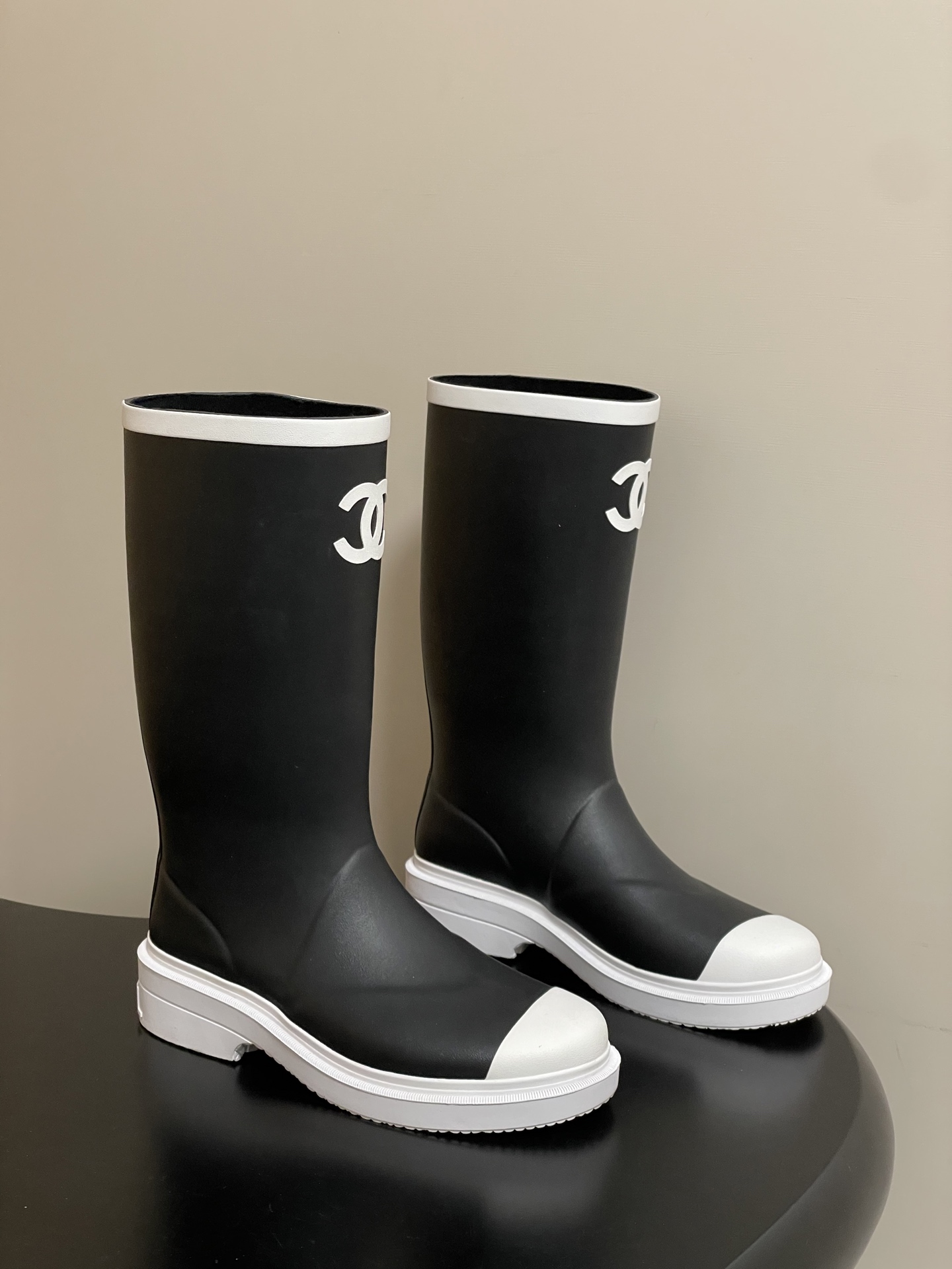 NO:615847,-Top quality (seamless) Chanel Xiaoxiang 26C latest black and white color classic rain boots rubber non-slip rain boots tall knight boots waterproof seamless natural rubber material, simple and elegant, black boot shaft with white flange design, classic double CLogo embellished on the toe and side, highly recognizable!  The thick-soled design improves comfort and has excellent anti-slip performance, making it easy to control in rainy days or outdoors. It is made of waterproof rubber material, which is both practical and durable. It is suitable for wet scenes such as rainy days. The classic black color + brand double C logo has a simple and advanced style, with a light and luxurious texture. The shoe shape is mid-calf style, and the contrasting design of the boot collar and toe increases the level of detail and is not monotonous.  The thick-soled shoe type combines comfortable foot feel with a slight heightening effect, making daily walking easy. The design combines fashion and functionality, and can be used as rain gear or as a daily styling item. Rubber upper, cotton wool lining, outsole, rubber outsole, heel height 3.5cm, size 35-39 (40.41 custom-made, non-refundable), boots, chanel, boots, rain boots19860909-顶级品质（无缝） Chanel 小香26C最新黑白配色 经典款雨靴 橡胶防滑雨靴长筒骑士靴 防水无缝天然生橡胶材质,简约大气,黑色靴筒搭配白色翻边设计,鞋头和侧面点缀经典双CLogo,辨识度超高！厚底设计提升舒适度,防滑性能优秀,雨天或户外都能轻松驾驭. 采用防水橡胶材质,兼具实用性与耐用性,适配雨天等潮湿场景经典黑配色+品牌双C标识,风格简约高级,自带轻奢质感.鞋型是中筒款式,靴口和鞋头的撞色设计增加细节层次,不单调 厚底鞋型兼顾舒适脚感与轻微增高效果,日常行走轻松.设计融合时尚与功能性,既能作为雨具使用,也可作为日常造型单品. 鞋面橡胶 内里垫脚棉毛布 大底橡胶大底 跟高3.5cm size35-39（40.41定做不退换）,靴子,chanel,boots,rain boots,Women's Shoes