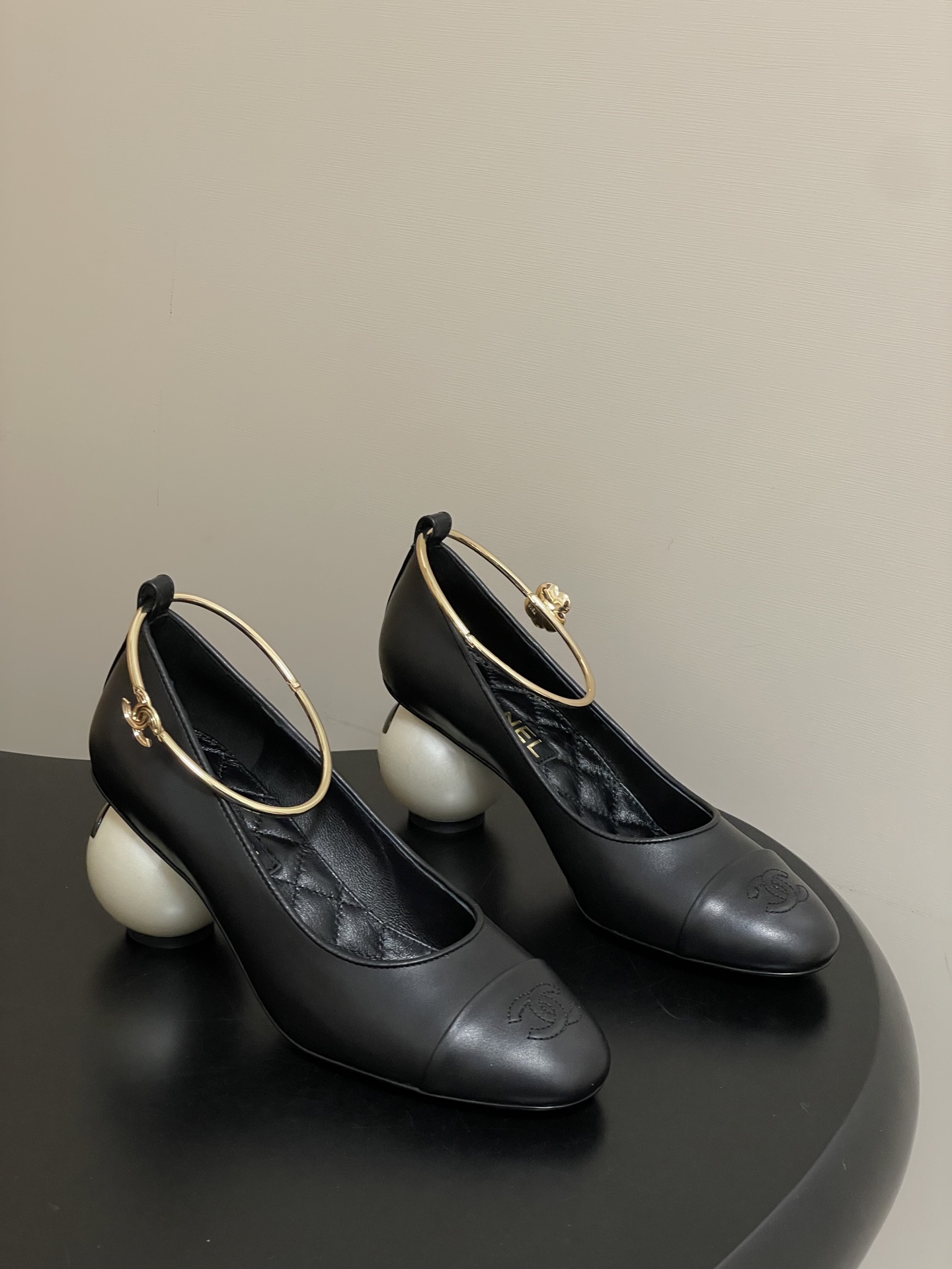 NO:615830,- (All equipped with anklet ribbons) 2026 spring and summer new Chanel Xiaoxiang 26C silk scarf series color-blocked bow double C ribbon anklet high-heeled shoes giant pearl heel double C anklet buckle high heels This season's Mary Jane is really amazing!  The iconic camellia double C element is injected into the anklet, the printed ribbon can be tied into a sweet bow, and the metal anklet ribbon is detachable and switchable freely. The three ways to wear it are suitable for different scenes, whether it is a gentle style with a skirt or a casual style with jeans!  It can be easily controlled and you won’t step on thunder with your eyes closed!  Lambskin upper, sheepskin lining, Italian genuine leather outsole, size 35-39 (40.41 custom-made, non-returnable), single shoes, chanel, mary jane, high heels, skirts, jeans, sheepskin, Leather soles19860909-（均配脚环丝带） 2026春夏新款Chanel小香 26C丝巾系列拼色蝴蝶结双C丝带脚环高跟单鞋巨型珍珠跟双C脚环扣高跟鞋 这一季的玛丽珍真的太绝了！标志性山茶花双C元素注入脚环,印花丝带可系成甜美蝴蝶结,金属脚环丝带可拆卸自由切换,三种穿法适配不同场景,无论是搭配半裙的温柔风,还是配牛仔裤的随性风！都能轻松驾驭 闭眼入不踩雷！ 鞋面小羊皮 内里垫脚羊皮 鞋底意大利真皮大底 码数35-39（40.41定做不退换）,单鞋,chanel,mary jane,high heels,skirts,jeans,sheepskin,Leather soles,Women's Shoes