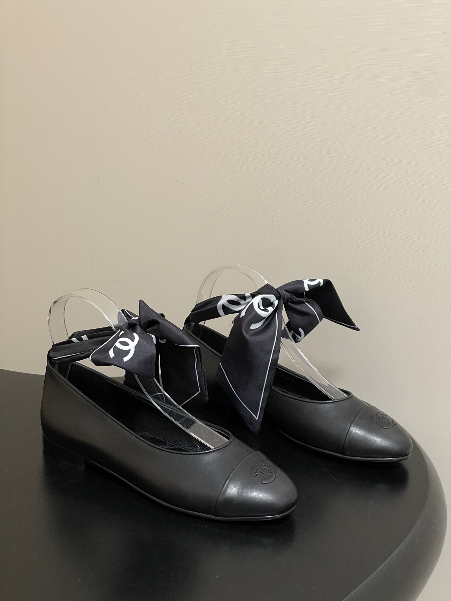 NO:615833,- (All equipped with anklet ribbons) 2026 spring and summer new Chanel Xiaoxiang 26C silk scarf series color matching bow double C ribbon pure copper double C buckle anklet ballet shoes flat Mary Jane shoes anklet buckle single shoes This season's Mary Jane is really amazing!  The iconic camellia double C element is injected into the anklet, the printed ribbon can be tied into a sweet bow, and the metal anklet ribbon is detachable and switchable freely. The three ways to wear it are suitable for different scenes, whether it is a gentle style with a skirt or a casual style with jeans!  It can be easily controlled and you won’t step on thunder with your eyes closed!  Lambskin upper, sheepskin lining, Italian genuine leather outsole, size 35-39 (40.41 custom-made, non-returnable), single shoes, chanel, mary jane, skirts, jeans, sheepskin, Leather soles19860909-（均配脚环丝带） 2026春夏新款Chanel小香 26C丝巾系列拼色蝴蝶结双C丝带 纯铜双C扣脚环芭蕾舞鞋平底玛丽珍鞋脚环扣单鞋 这一季的玛丽珍真的太绝了！标志性山茶花双C元素注入脚环,印花丝带可系成甜美蝴蝶结,金属脚环丝带可拆卸自由切换,三种穿法适配不同场景,无论是搭配半裙的温柔风,还是配牛仔裤的随性风！都能轻松驾驭 闭眼入不踩雷！ 鞋面小羊皮 内里垫脚羊皮 鞋底意大利真皮大底 码数35-39（40.41定做不退换）,单鞋,chanel,mary jane,skirts,jeans,sheepskin,Leather soles,Women's Shoes