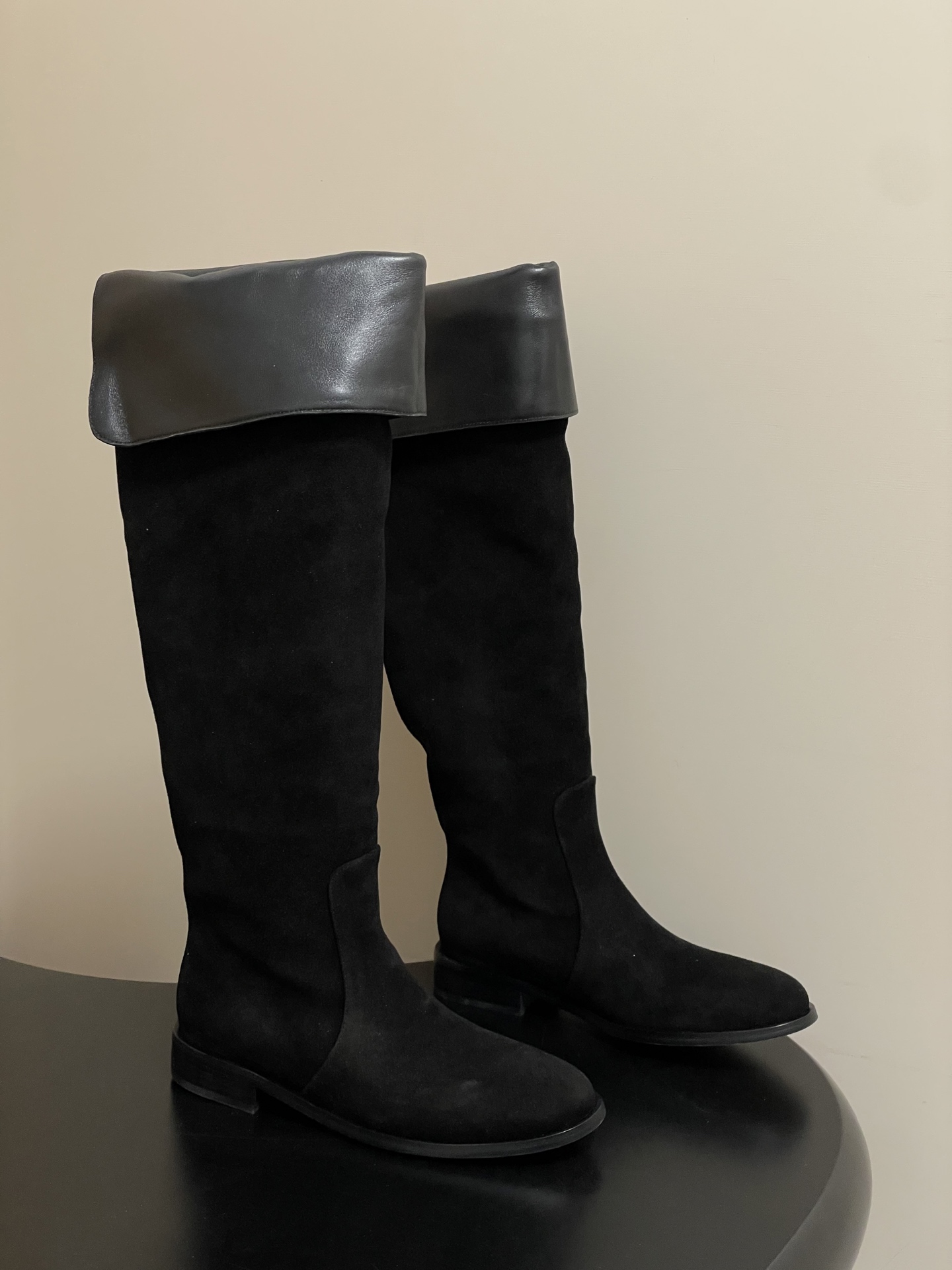 NO:615839,-Top quality Gianvito Rossi25s new autumn and winter Rossi GR retro suede pile boots old money style over-the-knee boots turned boots  They are made of suede leather, which has a fine texture and a high-end matte effect, and the suede leather of different colors is very textured both visually and tactilely. The high-heeled boots have a higher shaft, which can well modify the leg lines; the heel is designed with a thick heel, which combines stability and fashion, which not only enhances the aura but also ensures walking comfort.  The toe is designed with a square toe, which is simple and elegant, in line with the current fashion trend, and can also accommodate different foot types; the overall design is simple and neat, without too many complicated decorations, highlighting the classic and elegant style, and is easy to match with various clothing, whether it is a skirt or trousers, it can show good fashion taste. The upper is cow suede, the lining is sheepskin, the sole is Italian leather outsole (injection molded forefoot), and the heel height is 3cm  Size 35-39 (40 is custom-made and cannot be returned or exchanged), boots, boots, skirts, sheepskin, chamois leather, Leather soles19860909-顶级品质 Gianvito Rossi25s秋冬新款 罗西 GR 复古麂皮绒面堆堆长靴老钱风过膝长筒靴翻口长靴 采用绒面革材质,质感细腻,呈现出高级的哑光效果,且不同颜色的绒面革在视觉和触觉上都极具质感.高跟长靴,靴筒较高,能够很好地修饰腿部线条；鞋跟为粗跟设计,兼具稳定性与时尚感,提升气场的同时也保证了行走的舒适度. 鞋头为方头设计,简约大气,符合当下的时尚潮流,同时也能容纳不同脚型；整体设计简约利落,没有过多繁杂的装饰,凸显出经典与优雅的风格,易于搭配各种服饰,无论是裙装还是裤装都能展现出不俗的时尚品味. 鞋面牛反绒 内里垫脚羊皮 鞋底意大利真皮大底（注塑前掌） 跟高3cm 码数35-39（40定做不退换）,靴子,boots,skirts,sheepskin,chamois leather,Leather soles,Women's Shoes
