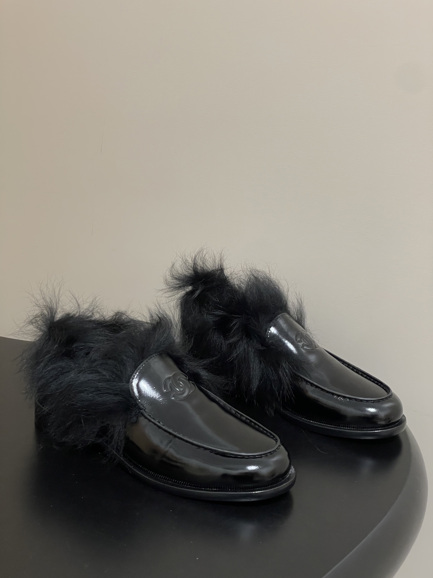 NO:615827,- Top quality 25 autumn and winter new Chanel Chanel Xiaoxiang 25N ski series plush loafers. They are plush and very warm ~ super good-looking!  There is a classic double C logo on the upper, and the mouth of the shoe is covered with soft Tuscan wool material. The design is simple and elegant, suitable for autumn and winter wear, and the thermal insulation effect is excellent. The upper is butter leather/suede. The inner padding has excellent Tuscan wool. The sole is Italian A-grade leather outsole. The size is 35-39 (40.41 custom-made and non-returnable), loafers, chanel, chanel, loafers, chamois leather, Leather soles19860909-顶级品质 25秋冬新款Chanel香奈儿 小香25N滑雪系列毛绒乐福鞋 毛绒绒的非常暖和～超级好看！鞋面上有经典的双C标志,鞋口处覆盖着柔软的托斯卡纳羊毛材质.设计简约大方,适合秋冬季节穿着,保暖效果一级棒 鞋面牛油皮/麂皮 内里垫脚质感超好的托斯卡纳羊毛 鞋底意大利A级真皮大底 码数35-39（40.41定做不退换）,乐福鞋毛毛鞋,chanel,chanel,loafers,chamois leather,Leather soles,Women's Shoes