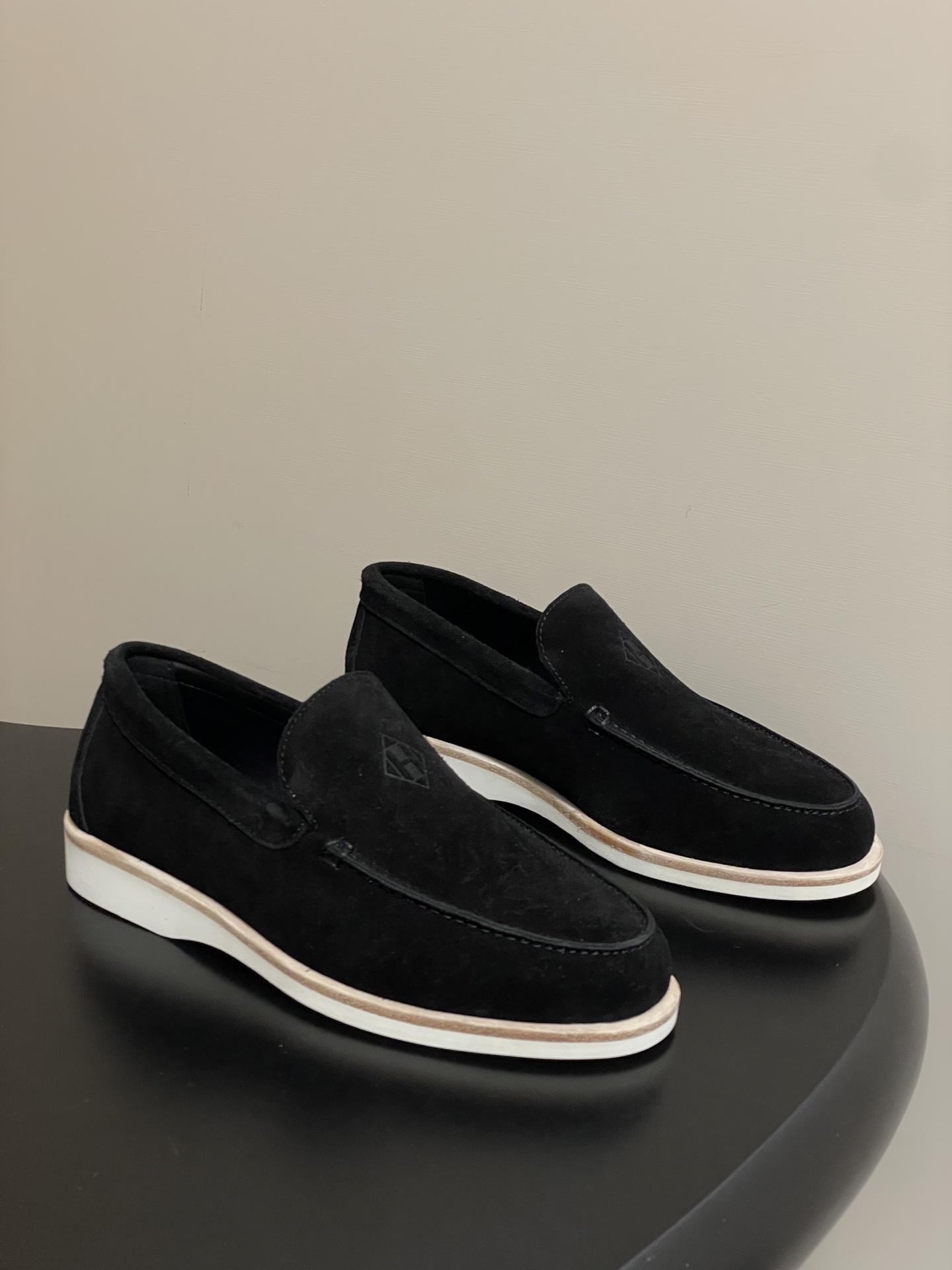 NO:616492,Men 20 - top quality (with high-end airplane box) Hermes H family 25 new Low loafers series suede suede round-toe loafers, retro old money style casual shoes for couples, suede calfskin loafers, decorated with iconic 'H Diamant' details. Create a fashionable and casual style.  This model has a comfortable upper with good ductility. The heel is made of soft material that can comfortably fit the ankle and is easy to wear, allowing you to have a comfortable and relaxed experience in your daily life. Upper: Customized high-mercerized cowhide leather, lining lambskin, leather sole welt/molded rubber outsole, size: women's 35-40 (41 customized, non-returnable)  Men's 39-44 (45.46 custom-made, non-returnable), loafers, hermes, hermes, loafers, cowhide, sheepskin, chamois leather19860909男20-顶级品质（配高档飞机盒） Hermes 爱马仕H家 25新款Low乐福鞋系列麂皮绒面圆头乐福鞋鞋复古老钱风休闲鞋情侣款 麂皮小牛皮乐福鞋,饰有标志性“H Diamant”细节.打造时尚休闲的风格. 此款拥有舒适的鞋面,具有很好的延展性,后跟采用柔软材质能够舒适贴合脚踝,穿着轻松,让您在平时生活中有舒适和轻松的体验. 鞋面: 定制高丝光牛猄皮 内里垫脚小羊皮 鞋底真皮沿条/开模橡胶大底 码数: 女款35-40（41定做不退换） 男款39-44（45.46定做不退换）,乐福鞋,hermes,hermes,loafers,cowhide,sheepskin,chamois leather,Women's Shoes