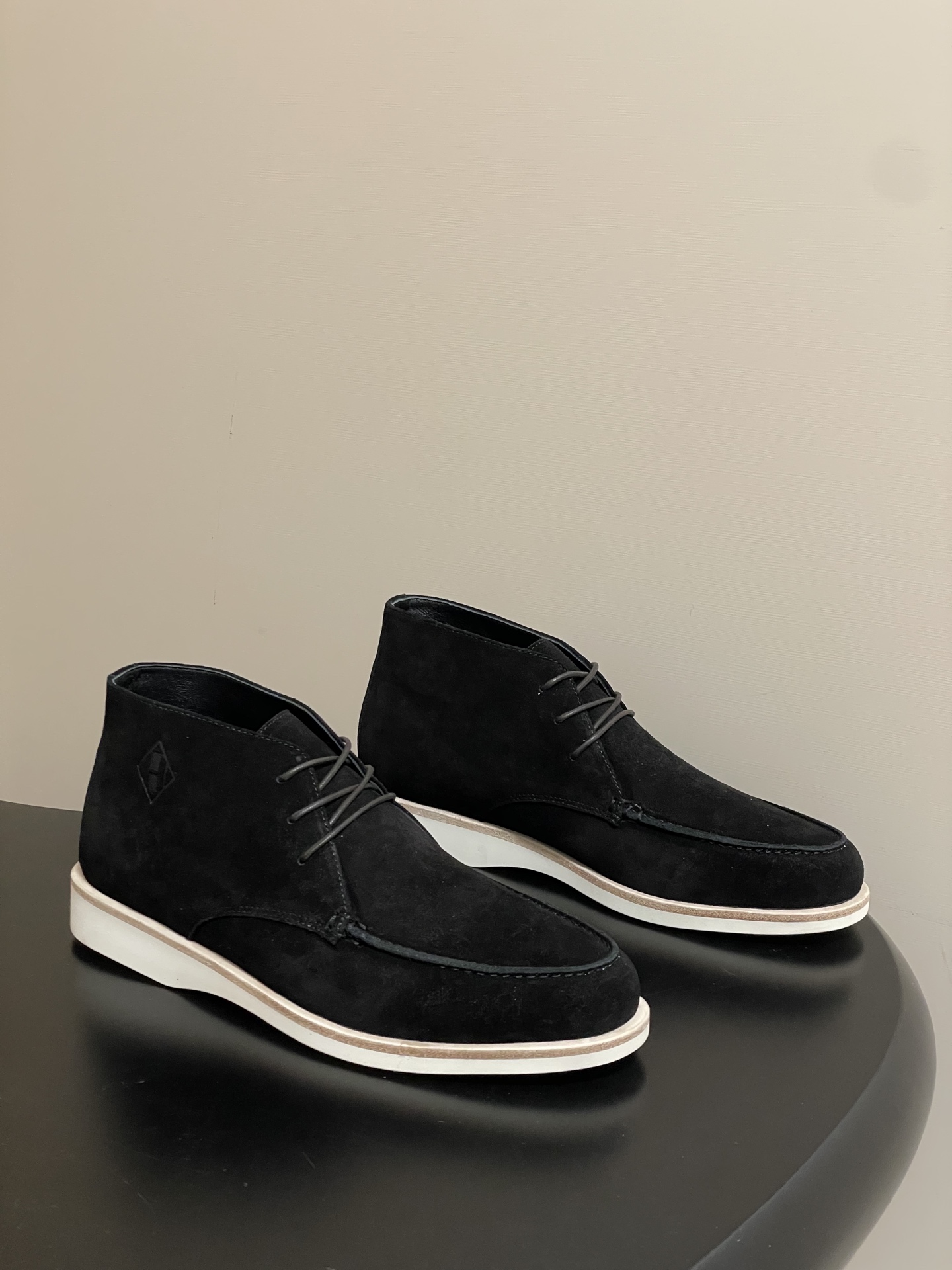 NO:616496,Men 20 - top quality (with high-end airplane box) Hermes H Home 25 new Line series suede round-toe lace-up Derby shoes, retro old money style high-top casual shoes for couples. This model has a comfortable upper with good ductility. The heel is made of soft material that can fit comfortably around the ankle. It is easy to wear, allowing you to have a comfortable and relaxed experience in your daily life. Upper: Customized high mercerized cowhide leather, lining lambskin.  Sole leather welt/molded rubber outsole Size: Women's 35-40 (41 custom made, non-returnable) Men's 39-44 (45.46 custom made, non-refundable), loafers, hermes, hermes, loafers, sheepskin, chamois leather19860909男20-顶级品质（配高档飞机盒） Hermes 爱马仕H家 25新款Line系列麂皮绒面圆头系带德比鞋复古老钱风高帮休闲鞋情侣款 此款拥有舒适的鞋面,具有很好的延展性,后跟采用柔软材质能够舒适贴合脚踝,穿着轻松,让您在平时生活中有舒适和轻松的体验. 鞋面: 定制高丝光牛猄皮 内里垫脚小羊皮 鞋底真皮沿条/开模橡胶大底 码数: 女款35-40（41定做不退换） 男款39-44（45.46定做不退换）,乐福鞋,hermes,hermes,loafers,sheepskin,chamois leather,Women's Shoes