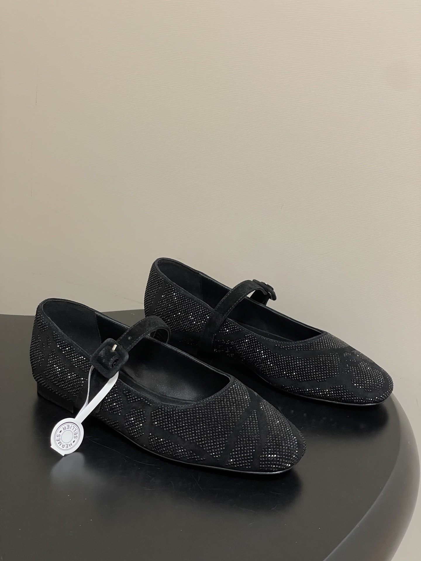 NO:615986,-Top quality (with high-end airplane box) Hermes H 26 new spring and summer Light series diamond-faced ballet shoes buckle Mary Jane flat shoes. The small square toe design is classic and fashionable, which can visually lengthen the leg line and make the feet look more slender. There is a slender shoelace on the upper, which increases the sense of layering and design of the shoe. The shoelace is equipped with a delicate H metal buckle/rhinestone buckle decoration, which adds a touch of highlight and fashion to the overall shape.  The overall style of this pair of shoes is simple yet elegant, blending classic and fashionable elements. The main color makes it very versatile, whether it is paired with formal clothing or casual clothing, it can show different style charms. The upper is suede inlaid with Australian rhinestones, the lining is lambskin, and the sole is Italian A-grade leather outsole. Size 35-39 (40.41 custom-made, non-returnable), single shoes, hermes, hermes, mary jane, sheepskin, chamois  leather,Leather soles19860909-顶级品质（配高档飞机盒） Hermes 爱马仕 H家26春夏新款 Light系列钻面芭蕾舞鞋搭扣玛丽珍平底单鞋 小方头设计经典且时尚,能够在视觉上拉长腿部线条,使双脚看起来更加修长.鞋面上有一条细长的鞋带,增加了鞋子的层次感和设计感.鞋带上配有一个精致H金属扣/水钻扣装饰,为整体造型增添了一丝亮点和时尚感. 这双鞋整体风格简约而不失优雅,融合了经典与时尚元素.主色调使其具有很强的百搭性,无论是搭配正式的服装还是休闲的服饰,都能展现出不同的风格魅力. 鞋面麂皮镶烫澳洲水钻 内里垫脚小羊皮 鞋底意大利A级真皮大底 码数35-39（40.41定做不退换）,单鞋,hermes,hermes,mary jane,sheepskin,chamois leather,Leather soles,Women's Shoes