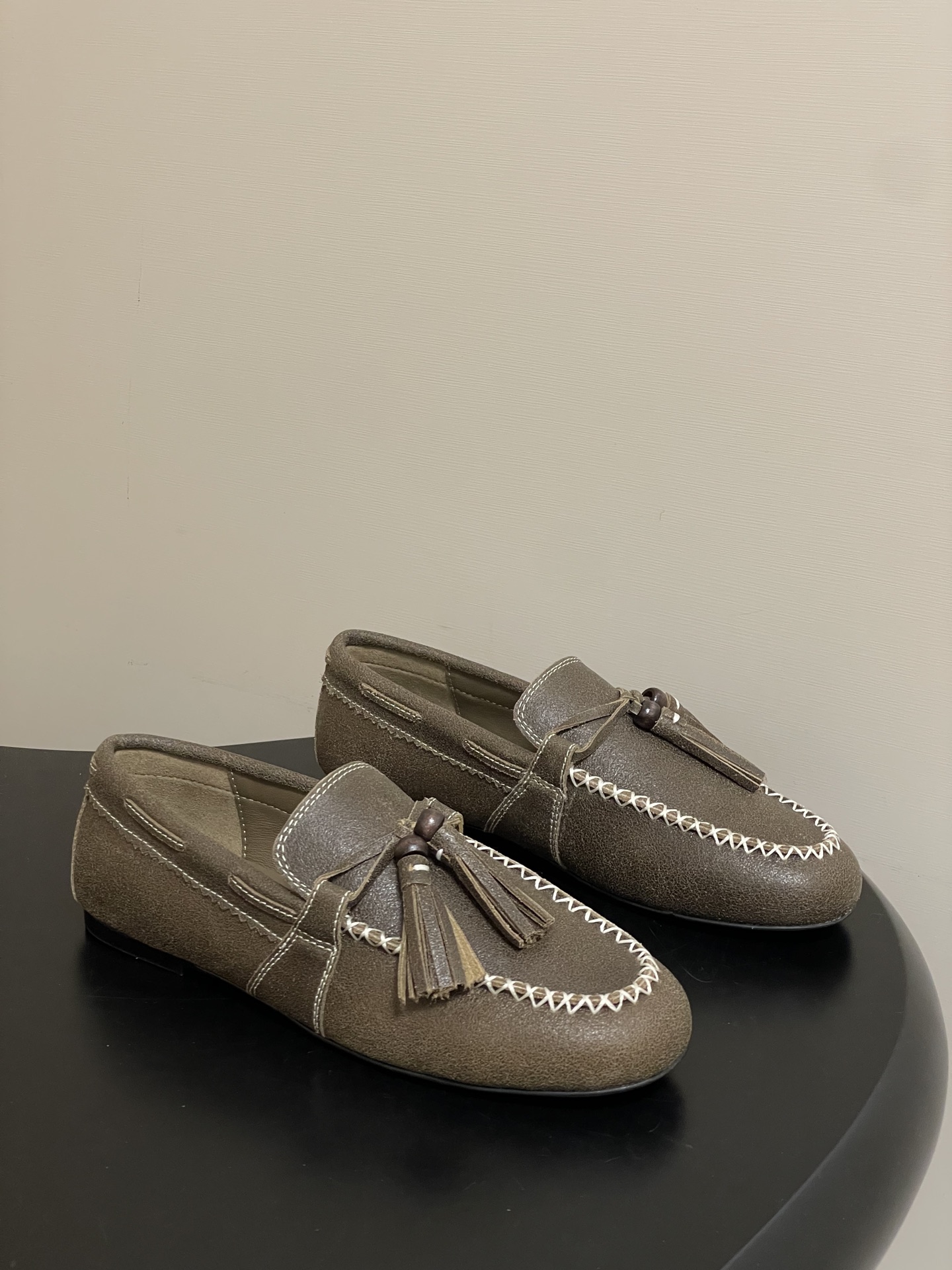 NO:616505,- Niche brand Unfolio 26ss spring and summer latest minimalist style retro tassel loafer flat shoes. Retro tassels hit textured leather. It is a fashionable 'cheat device' for commuters. Delicate suede and stiff leather are available in two materials. Hand-stitching outlines exquisite details. The slip-on design is suitable for all exquisite moments in a hurry - whether it is a smart suit or a retro dress.  You will know what 'lazy high-end' means when you put on your feet, allowing you to wear an effortless fashionable tone in your daily life. Upper cowhide/suede, lining sheepskin, open-molded non-slip rubber outsole, size 35-39 (40.41 custom-made, non-refundable), loafers, loafers, skirts, business suit, cowhide, sheepskin, chamois leather19860909- 小众品牌 Unfolio 26ss春夏最新款极简风复古流苏乐福鞋平底单鞋 复古流苏撞上质感皮革 是通勤族的时髦“作弊器” 细腻麂皮与挺括皮面双材质可选 手工缝线勾勒出精致细节 一脚蹬设计适配所有赶时间的精致时刻——不管是配西装的干练 还是搭裙装的复古 上脚就懂什么叫“慵懒高级感” 让你在日常里穿出不费力的时髦腔调 鞋面牛皮/麂皮 内里垫脚羊皮 鞋底开模防滑橡胶大底 码数35-39（40.41定做不退换）,乐福鞋,loafers,skirts,business suit,cowhide,sheepskin,chamois leather,Women's Shoes