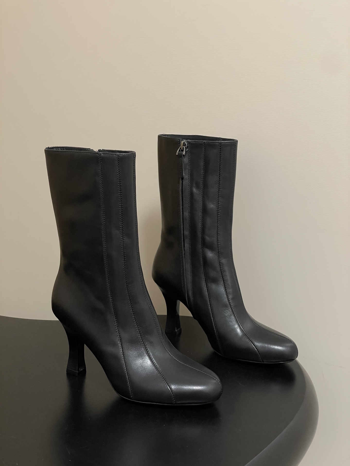 NO:616501,- THE ROW 25ss Autumn and Winter New Style TR Retro High Heel Round Toe Boots Side Zipper Ankle Boots Many brands in the fashion circle are doing minimalism and timeless, but The Row has always been ranked in the top three in my mind. Only the word 'high-end' can describe this unique style of slip-on boots. It is really not easy to have both lines and comfort!  This is definitely a surprise on your feet!  Retro calfskin upper, water-dyed cowhide lining, Italian injection molded leather outsole, heel height 9cm, size 35-39 (40.41 custom made, non-refundable), boots, boots, cowhide, Leather soles19860909- THE ROW 25ss秋冬新款 TR复古高跟圆头短靴 侧拉链及踝靴 时尚圈很多牌子都在做极简主义和timeless,但The Row一直都能排到心目中的前三,唯有“高级”一词才能形容这遗世独立般的风格一脚蹬式靴款做到线条与舒适度兼备真的不容易！上脚绝对有惊喜的一款！ 鞋面复古小牛皮 内里垫脚水染牛皮 鞋底意大利注塑真皮大底 跟高9cm 码数35-39（40.41定做不退换),靴子,boots,cowhide,Leather soles,Women's Shoes