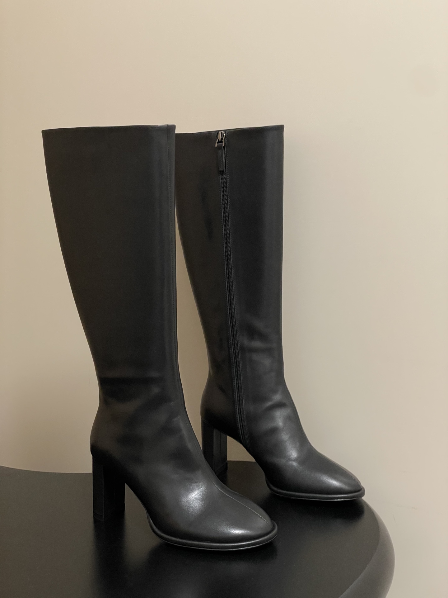 NO:616503,- THE ROW 25ss new autumn and winter TR thick heel round toe short boots, side zipper high heel ankle boots, highly recommended!  Minimalist design, simple and versatile!  Fashionistas are wearing it one after another. It really makes the legs look longer. The comfort and versatility are very superior!  It is also one of the most popular short boots this year and is loved by major Internet celebrities!  Upper calfskin, lining calfskin, sole Italian injection molded leather outsole, heel height 8.5cm, size 35-39 (40.41 custom made, non-refundable), boots, boots, cowhide, Leather soles19860909- THE ROW 25ss秋冬新款 TR粗跟圆头短靴 侧拉链高跟及踝靴 强烈推荐！极简主义设计,简约百搭！ 时髦精纷纷上脚 真的无敌显腿长 舒适度和百搭程度都是非常优越的！也是今年最流行短靴之一、深受各大网红明星喜爱！ 鞋面小牛皮 内里垫脚牛皮 鞋底意大利注塑真皮大底 跟高8.5cm 码数35-39（40.41定做不退换）,靴子,boots,cowhide,Leather soles,Women's Shoes