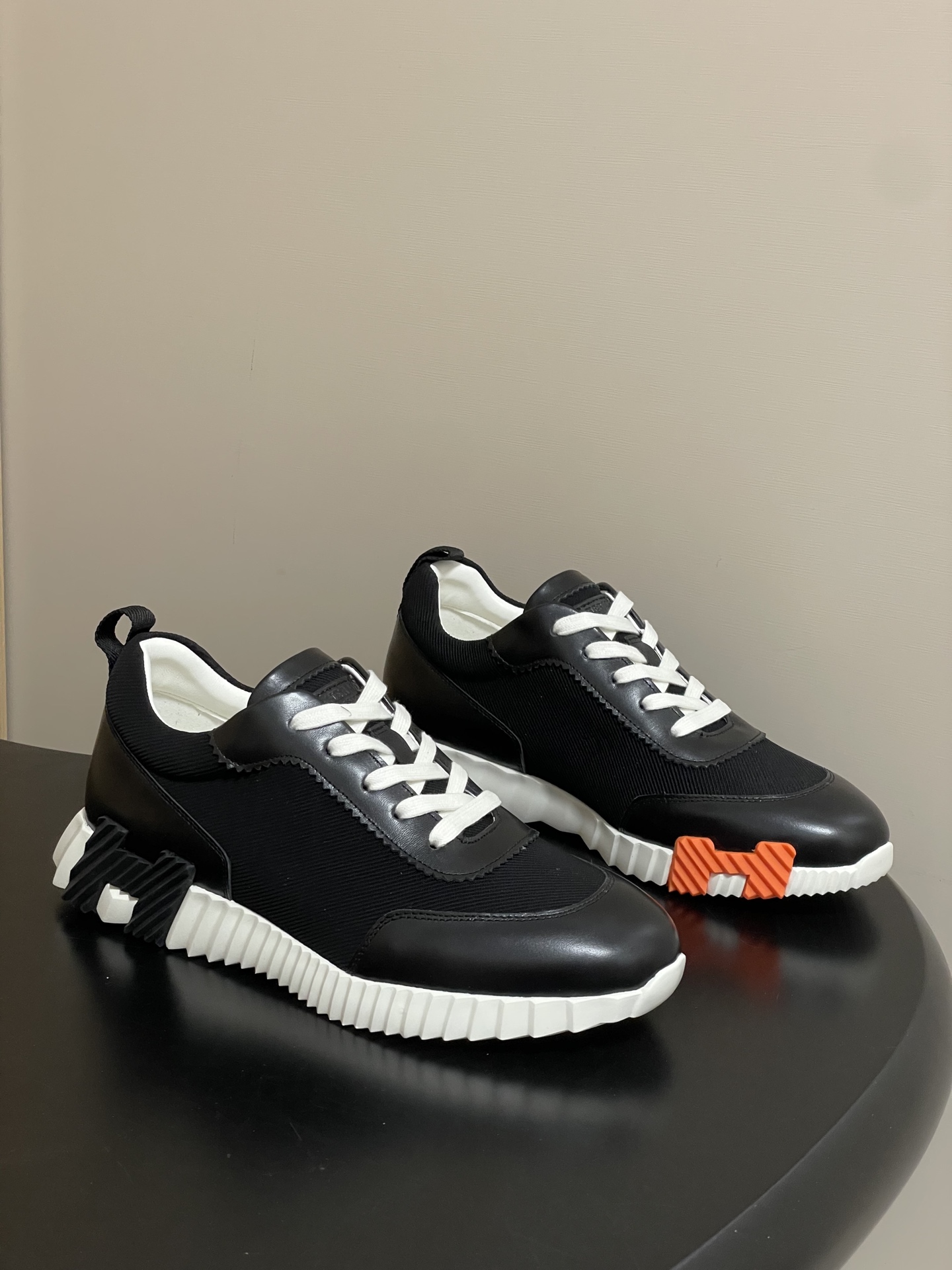 NO:616509,Men 20 - top quality (with luxurious packaging gift box) Hermes Hermes H family 25 new Bouncing leather series sports shoes, thick-soled casual shoes, couple style white shoes, two-color couple style H sports shoes!  The shoes themselves are very light and very comfortable for daily wear. Just buy them!  The color scheme is also very cool, low-key yet eye-catching!  The shoelaces and shoe body have the same color tone, and the overall coordination. The sole shape is unique and the texture is clear. Upper: calfskin with goat suede, forging technology, knitted cloth, shoe body brand webbing, injection molded brand logo. Lambskin inner lining. Outsole is ultra-light TPU rubber; two-color molded outsole. Ultra-high quality control and fine workmanship: highlights (high-end, luxury and grade). Height increase: 3.5cm. Size:  Women's model 35-40 (41 is customized and non-returnable) Men's model 39-44 (45.46 is customized and non-refundable), casual shoes/sports shoes, hermes, hermes, sneakers, cowhide, sheepskin, chamois leather19860909男20-顶级品质（配豪华包装礼品盒） Hermes 爱马仕H家 25新款Bouncing皮面系列运动鞋厚底休闲鞋情侣款小白鞋 双色情侣款H运动鞋！鞋子本身重量很轻,日常穿着很舒服,买就对了！配色也很绝 低调又抢眼！ 鞋带与鞋身色调统一,整体协调.鞋底造型别致,纹路清晰 鞋面: 小牛皮搭配山羊麂皮、锻造工艺、针织布匹、鞋身品牌织带、注塑品牌logo 内里垫脚小羊皮 大底超轻tpu·橡胶;双色成型大底 超高品控·做工精细:凸显(高端·贵气·档次) 增高: 3.5cm 码数: 女款35-40（41定做不退换） 男款39-44（45.46定做不退换）,休闲鞋/运动鞋,hermes,hermes,sneakers,cowhide,sheepskin,chamois leather,Women's Shoes