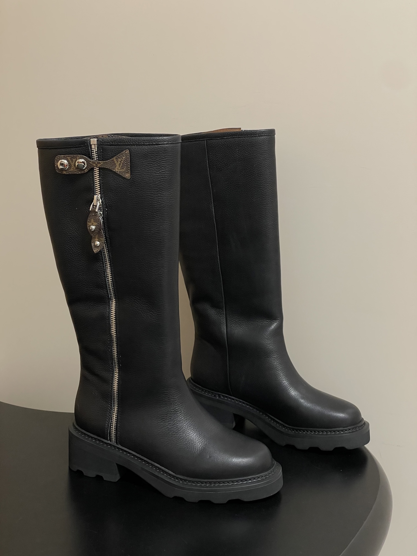 NO:616818,- 25Fw new autumn and winter Louis vuitton LV BEAUBOURG wool high boots presbyopic pendant knight boots thick sole side zipper boots This LV Beaubourg high boots are made of soft grain sheep leather, with a metal double zipper with Monogram canvas ribbon and zipper puller, and then embellished with inscribed studs. The thick heel and light micro convex outsole complete the overall design. Upper cowhide / old flower leather  Sheepskin lining, molded rubber outsole, size 35-39 (40.41 custom made, non-refundable), boots, louis vuitton, louis vuitton, boots, cowhide, sheepskin19860909- 25Fw秋冬新款Louis vuitton LV BEAUBOURG羊毛里高筒靴老花吊坠骑士靴厚底侧拉链长靴 本款 LV Beaubourg高筒靴取材柔软粒面羊皮革,为金属双拉链搭配 Monogram 帆布饰带和拉链头,再以铭纹饰钉点缀其上.厚实鞋跟与轻盈微型凸纹外底完善整体设计. 鞋面牛皮/老花皮 内里垫脚羊皮 鞋底开模组合橡胶大底 码数35-39（40.41定做不退换）,靴子,louis vuitton,louis vuitton,boots,cowhide,sheepskin,Women's Shoes
