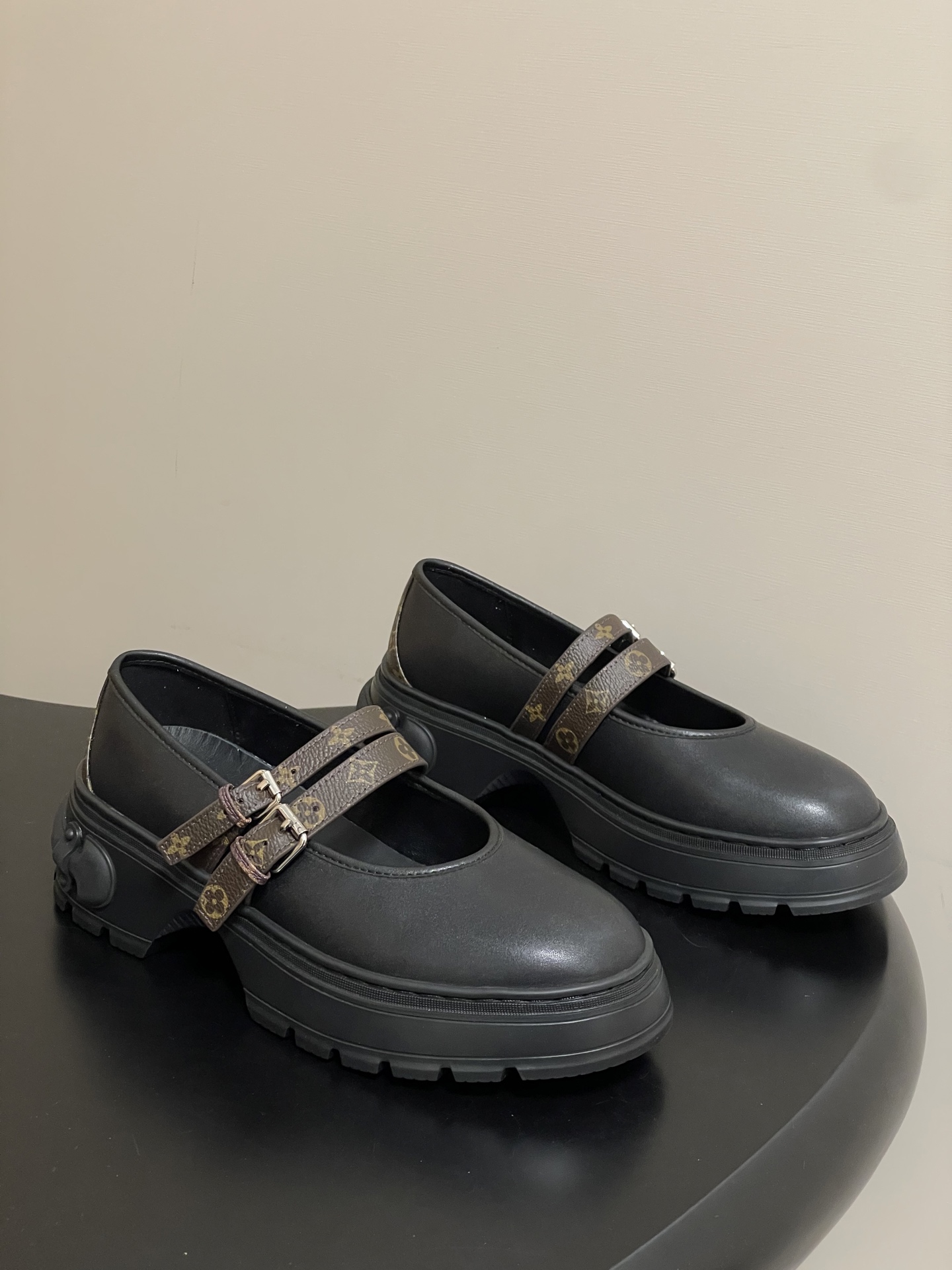 NO:616816,- (With high-end airplane case) 25Ss early autumn new Louis vuiteeon LV SQUAD Mary Jane shoes presbyopic two-strap small leather shoes thick-soled loafers. This model of LV Squad Mary Jane shoes is made of smooth cow leather to present a trendy style of hardness and softness. The upper and outsole are decorated with Monogram canvas and Louis Vuitton hard case handle elements respectively. The silhouette can be tightened by the leather-covered buckle. Upper cowhide, lining foot cowhide  Original open-molded TPU rubber outsole, heel height 5cm, size 35-39 (40.41 custom-made, non-refundable), Mary Jane, louis vuitton, louis vuitton, louis vuitton, loafers, mary jane, cowhide19860909-（配高档飞机盒） 25Ss早秋新款Louis vuiteeon LV SQUAD 玛丽珍鞋老花两带小皮鞋厚底乐福鞋 本款 LV Squad 玛丽珍鞋选用光滑牛皮革呈现刚柔并济的潮流风姿,为鞋面和外底分别点缀Monogram 帆布和路易威登硬箱手柄元素.可通过皮革包覆的搭扣收束廓形. 鞋面牛皮 内里垫脚牛皮 鞋底原版开模TPU橡胶大底 跟高5cm 码数35-39（40.41定做不退换）,玛丽珍,louis vuitton,louis vuitton,louis vuitton,loafers,mary jane,cowhide,Women's Shoes