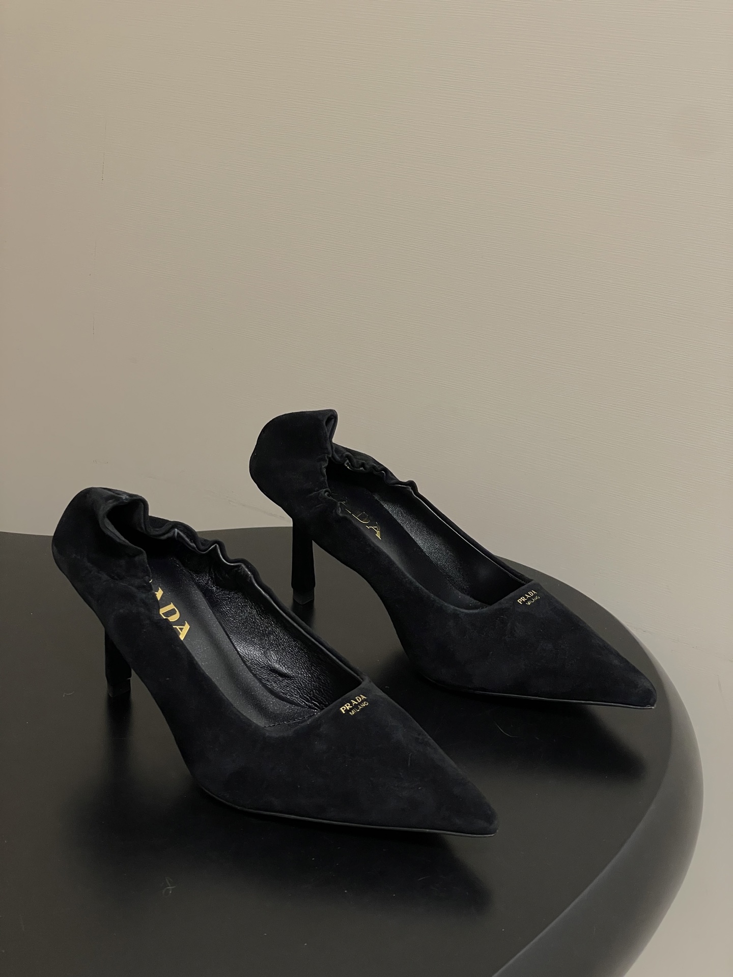 NO:616810,- 2026Fw Spring and Summer New Prada Suede Pointed Toe Stiletto Shoes Elastic High Heel Boots with Letter Logo Beautiful Pointed Toe Heels The minimalist beauty that has been missing in the fashion industry for a long time Classic fashion color matching Effortless elegance is coming Fashionable Exquisite Beautiful Baotou pointed toe Wear fashionable temperament simple new daily slippers to create a sense of luxury. This slipper is super good on the feet and can lengthen your legs.  This triangular logo high-heeled shoe presents a feminine silhouette, and the elegant contemporary details are full of vitality. The pointed slingback design is matched with a geometric heel and a leather triangle logo. The thin padding creates a three-dimensional effect and highlights a modern atmosphere. Customized sheepskin upper, sheepskin lining, heel height 7.5cm, Italian genuine leather outsole, size 35-39 (34.40.41 custom-made, non-refundable), high-heeled shoes, prada, prada, boots, high  heels,slippers,sheepskin,sheep,chamois leather,Leather soles19860909- 2026Fw春夏新款Prada普拉达 麂皮绒面尖头细高跟单鞋字母logo后松紧高跟靴 绝美尖头跟鞋 时尚界久违的极简之美 经典时尚配色 毫不费力的优雅风来袭 时髦 精致 绝美 包头尖头 外穿时尚气质简约新款日常拖鞋美出高级感拖鞋这款上脚超好而且可以拉长腿型. 这款三角标高跟鞋呈现柔美廓形,优雅的当代风格细节尽显活力.尖头露跟设计,搭配几何形鞋跟和皮革三角形徽标,轻薄填充塑造三维效果,彰显摩登气息. 鞋面定制羊猄皮 内里垫脚羊皮 跟高7.5cm 鞋底意大利真皮大底 码数35-39（34.40.41定做不退换）,高跟鞋单鞋,prada,prada,boots,high heels,slippers,sheepskin,sheep,chamois leather,Leather soles,Women's Shoes