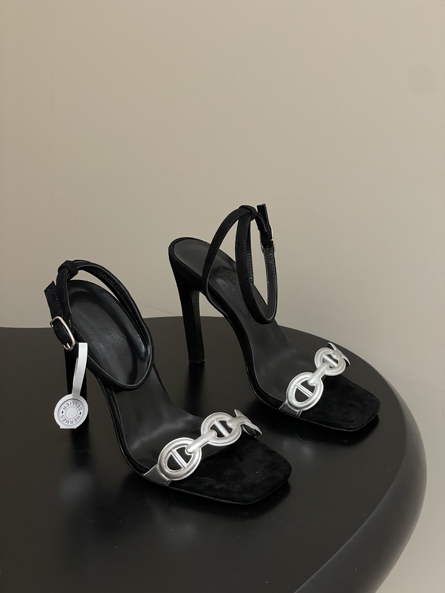 NO:616808,-Top quality (with high-end airplane case) Hermes H Luz105 sandals series classic pig nose strap high heel sandals square toe buckle back sandals. The upper foot is really super slim and super beautiful. Majia's specific exquisite lock logo is very eye-catching, fashionable and versatile, super comfortable. Every detail is done to the extreme. It is matched with the iconic pig nose strap in wrong colors. The design is simple and smooth, creating a fashionable and soft shape. The upper is sheepskin leather and the lining is sheepskin.  Sole Italian A-grade genuine leather outsole, heel height 10.5cm, size 35-39 (40.41.42 custom-made, non-refundable), high heels and sandals, hermes, hermes, sandals, high heels, sheepskin, sheep, Leather soles19860909-顶级品质（配高档飞机盒） Hermes 爱马仕 H家 Luz105凉鞋系列经典猪鼻子一字带高跟凉鞋方头搭扣后空凉鞋 上脚真的超级显瘦超级美 马家特定的精致锁扣logo 好看到爆 时尚又百搭 超级舒服 每个细节都做到极致 搭配错色调标志性猪鼻子一字带 设计简约流畅 打造时尚柔美造型. 鞋面羊猄皮 内里垫脚羊皮 鞋底意大利A级真皮大底 跟高10.5cm 码数35-39（40.41.42定做不退换）,高跟鞋凉鞋,hermes,hermes,sandals,high heels,sheepskin,sheep,Leather soles,Women's Shoes