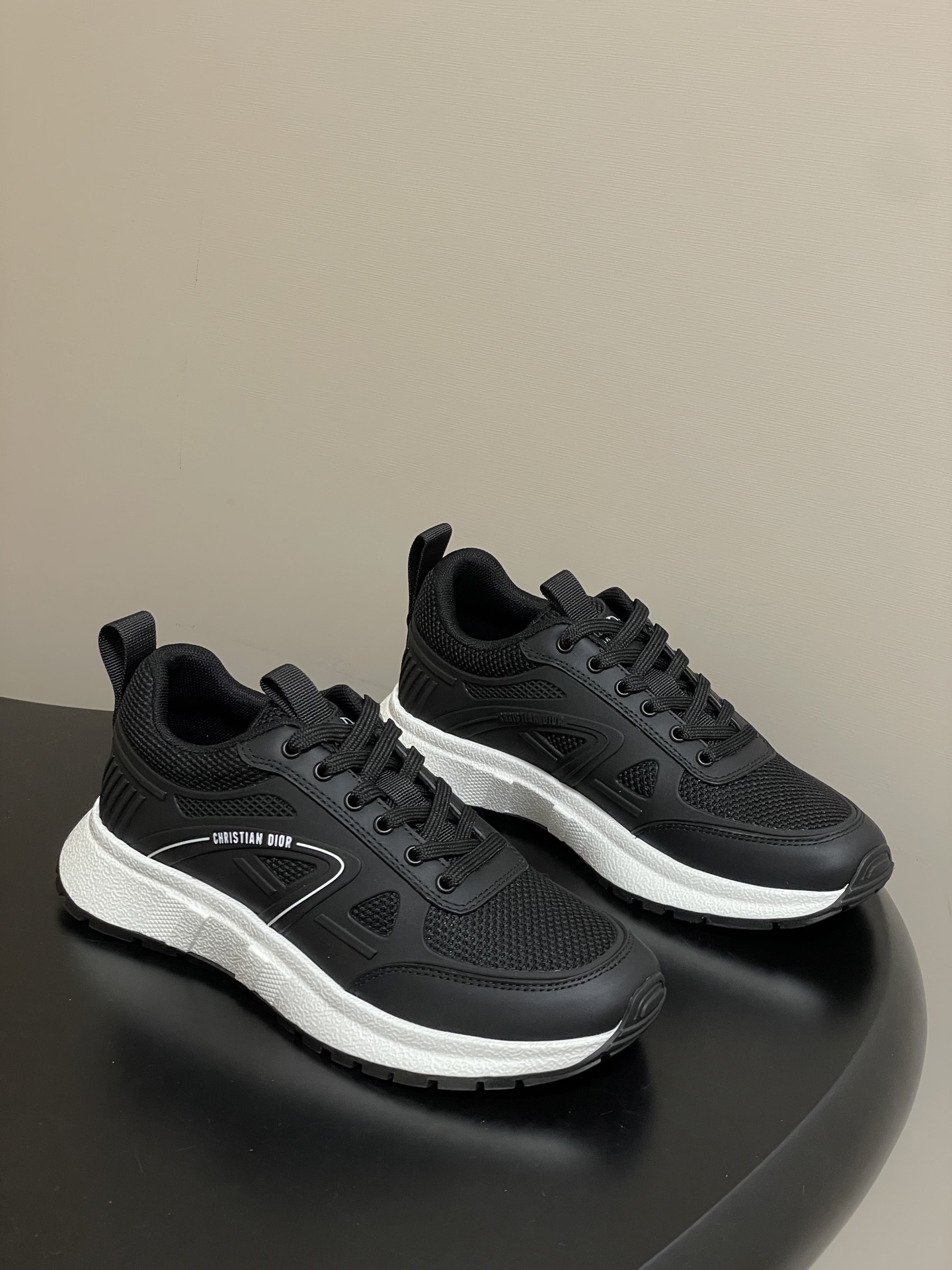 NO:616820,-Men's 10 25ss early autumn new Dior Run'n'Dior film sneakers CD cowhide casual shoes running shoes for couples, simple and super versatile. The upper is equipped with a Logo cloth label. The upper is perfect and luxurious, and can be matched with any spring, summer, autumn and winter clothing. The upper foot is even more comfortable!  This Run'n'Dior sneaker is a new product in the 2025 autumn series, reinterpreting the sports style with an elegant and fashionable shape. The upper is carefully made of white and black mesh fabric, and the laces and heel are decorated with the Christian Dior Paris logo. The exquisite two-color sole is light and soft, which can add a high-end temperament to all kinds of casual looks. The upper is cowhide/technical mesh, the lining is customized breathable mesh fabric, the sole is TPU absorbent film anti-slip outsole, super lightweight  Size: Female 35-39 (40.41 customized, non-refundable) Male 40-44 (39.45.46 customized, non-refundable), casual shoes/sports shoes, dior, dior, sneakers, cowhide19860909-男10 25ss早秋新款Dior迪奥 Run'n'Dior 胶片运动鞋CD牛皮面休闲鞋跑步鞋情侣款 简约超级百搭. 鞋面搭配 Logo布标.上脚完美奢华可任意搭配春夏秋冬服饰. 上脚更是舒适！ 这款 Run'n'Dior 运动鞋是二零二五秋季系列新品,以优雅时尚的造型重新演绎运动风格.鞋面采用白色和黑色网眼织物精心制作,鞋带和鞋跟饰以Christian Dior Paris标志.精致的双色鞋底轻盈柔软,可为各式休闲造型增添高订气质. 鞋面牛皮/科技网面 内里垫脚定制透气网眼织物 鞋底TPU吸膜防滑大底 超级轻盈 码数女35-39（40.41定做不退换） 男40-44（39.45.46定做不退换）,休闲鞋/运动鞋,dior,dior,sneakers,cowhide,Women's Shoes