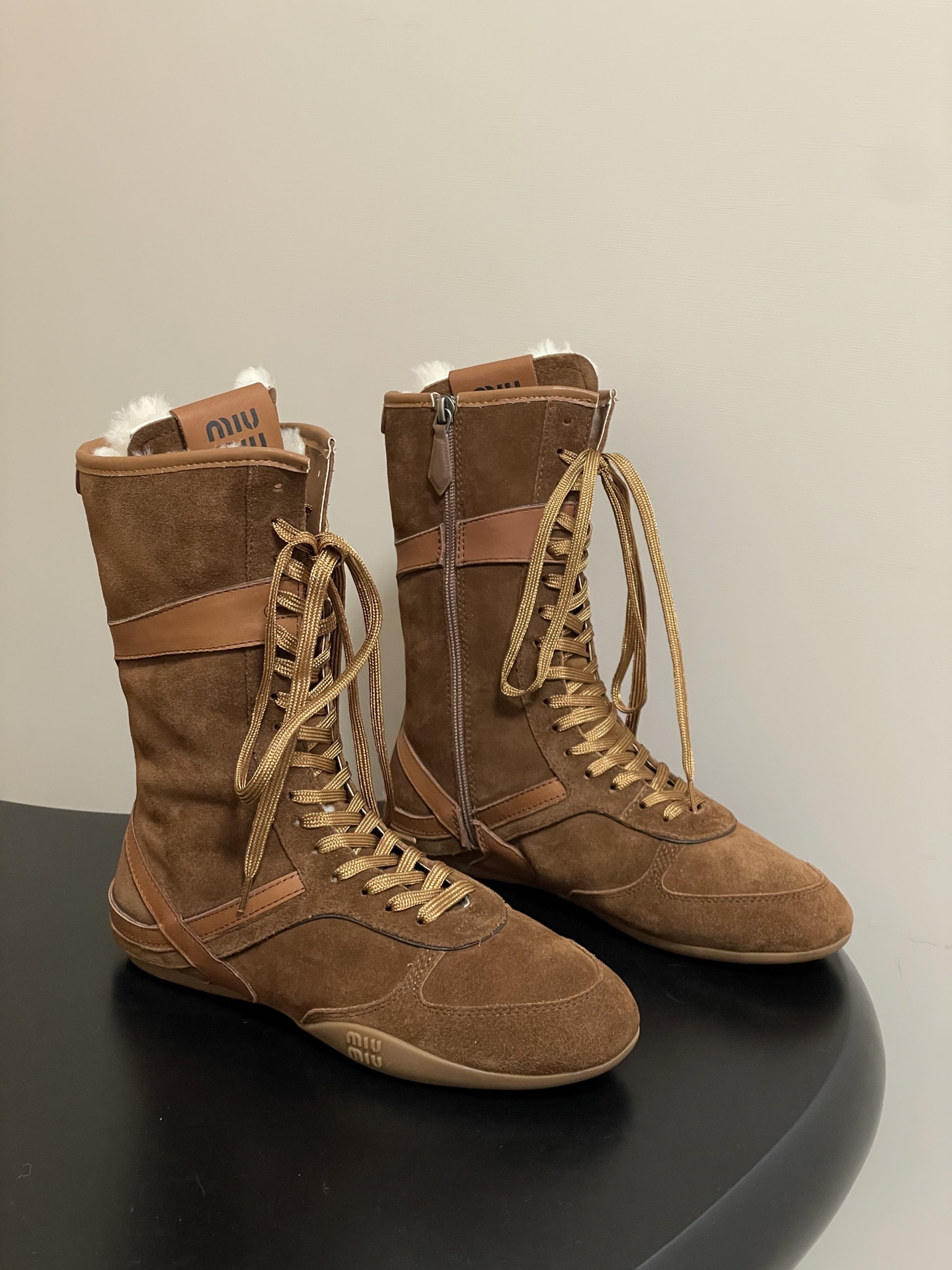 NO:616814,- Miu Miu 25ss Miu Miu new autumn and winter style wool sports boots mid-calf lace-up boxing boots retro wool warm short boots Show craftsmanship from Miu Miu series details close-up New season trend element 1 These ballet flats are crafted from technical fabrics and suede leather. The structure is ultra-light, integrating casual elements and sports style. Colorful ribbons and logo embossed soles highlight Miu Miu's sporty fashion personality.  The upper is decorated with logo-printed elastic bands, the logo sole, the insole and the heel are all decorated with screen-printed logos. With the concept of love at the moment, multiple collisions convey modern style~ It looks good no matter how you wear it. It is a favorite of fashionistas this summer. It does not look very comfortable. It is super comfortable on the feet. The upper is cow suede and the lining is wool. The sole is original open-molded rubber outsole.  Size 35-41 (40.41 is custom-made and non-returnable), boots casual shoes/sports shoes, miumiu, boots, flats, sneakers19860909- Miu Miu 25ss 缪缪秋冬新款 走秀款羊毛运动靴鞋中筒系带拳击靴复古羊毛保暖短靴 秀场工艺来自Miu Miu系列的细节特写 新季的潮流要素一 这款芭蕾平底鞋选用科技面料和绒面皮革匠心打造,结构超轻盈,将休闲元素和运动风尚融为一体.彩色饰带和徽标压花鞋底凸显 Miu Miu的运动时尚个性. 鞋面饰有徽标印花弹力饰带,徽标鞋底,内底与后跟均饰有丝网印花徽标 与此刻挚爱的概念,多元对撞,传达现代风格~ 怎么穿都好看今夏时髦精最爱 看起来不怎么舒服 上脚超级舒服 鞋面牛反绒 内里垫脚羊毛 鞋底原版开模橡胶大底 码数35-41（40.41定做不退换）,靴子休闲鞋/运动鞋,miumiu,boots,flats,sneakers,Women's Shoes