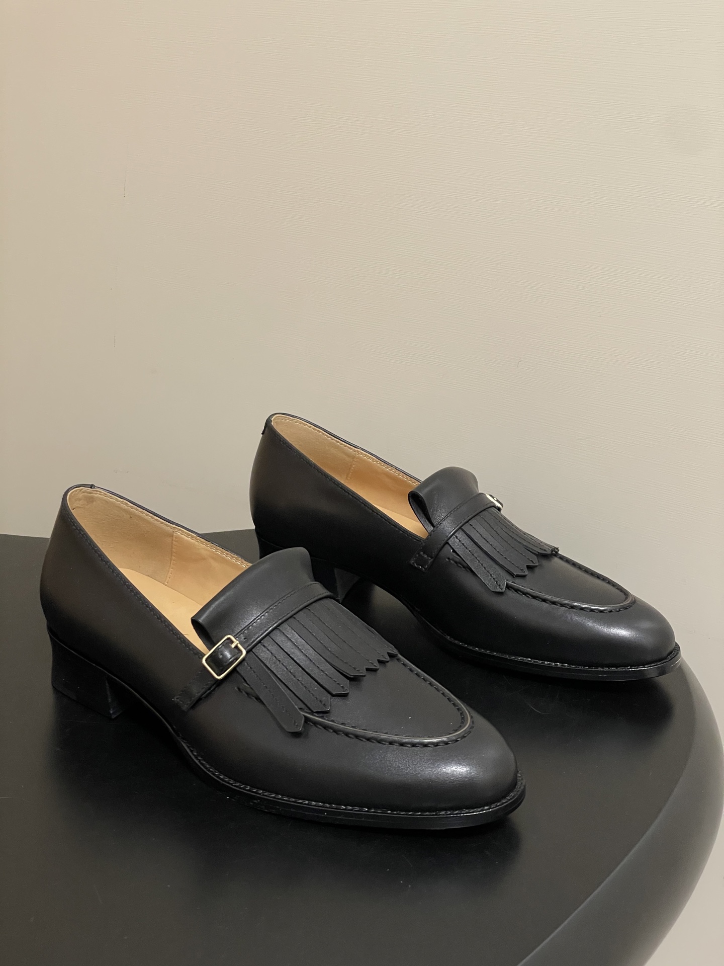 NO:629581,- Loro Piana LP 45s early autumn new style Serge tassel calfskin loafers old money style retro shoes Serge tassel casual shoes are a timeless interpretation of classic design, characterized by their tapered lines and leather tassels of the same color. They are made of cow leather, a material known for its natural luster and strong structure, outlining a sculptural silhouette. The low-key heel profile reveals the carefully woven instep.  Upper calfskin/high satin suede, lining calfskin, sole original molded Italian thickened A-grade genuine leather outsole, heel height 3.5cm, size 35-39 (40.41 custom-made, non-returnable), loafers, loro piana, loro piana, loafers, cowhide, Leather soles19860909- Loro Piana 诺悠翩雅 LP 45s早秋新款 Serge流苏小牛皮乐福鞋老钱风复古单鞋 Serge流苏休闲鞋是对经典设计的隽永诠释,其锥形线条和同色系皮革流苏是其特色所在.它采用牛皮革打造,这种材质以其天然的光泽和结实的结构而著称,勾勒出雕塑般的鞋型轮廓.低调的鞋跟轮廓展露精心编织的脚背. 鞋面小牛皮/高丝光牛反绒 内里垫脚牛皮 鞋底原版开模意大利加厚A级真皮大底 跟高3.5cm 码数35-39（40.41定做不退换）,乐福鞋,loro piana,loro piana,loafers,cowhide,Leather soles,Women's Shoes