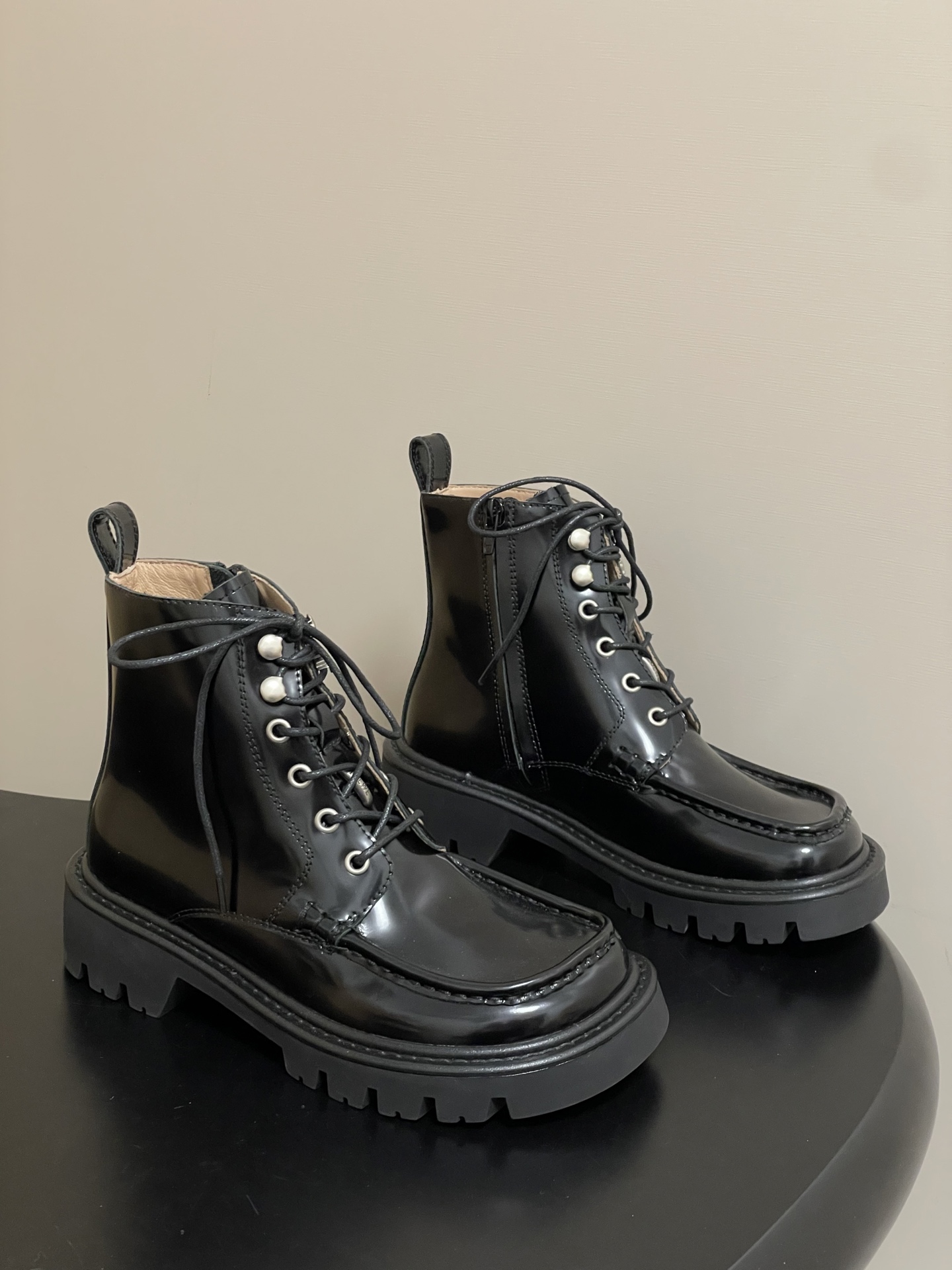 NO:628142,- LOEWE 25ss new autumn and winter baby-head lace-up Martin boots with side zipper thick-soled hiking boots. Simple and fashionable, timeless and timeless, they are a classic that will never fade away in the fashion circle. The retro British style allows you to wear a different temperament!  Upper cowhide/customized cloth, inner padding sheepskin, sole molded wear-resistant velvet ultra-light outsole, size 35-39 (40.41 custom-made, non-refundable), boots, loewe, loewe, boots, cowhide, sheepskin19860909- LOEWE 罗意威 25ss秋冬新款 娃娃头系带马丁靴侧拉链厚底登山靴 简约大气时髦 耐看不过时 是时尚圈永不退潮的经典所在 复古的英伦风格 让你穿出不一样的气质！ 鞋面牛皮/定制布呢 内里垫脚羊皮 鞋底开模耐磨绒超轻大底 码数35-39（40.41定做不退换）,靴子,loewe,loewe,boots,cowhide,sheepskin,Women's Shoes