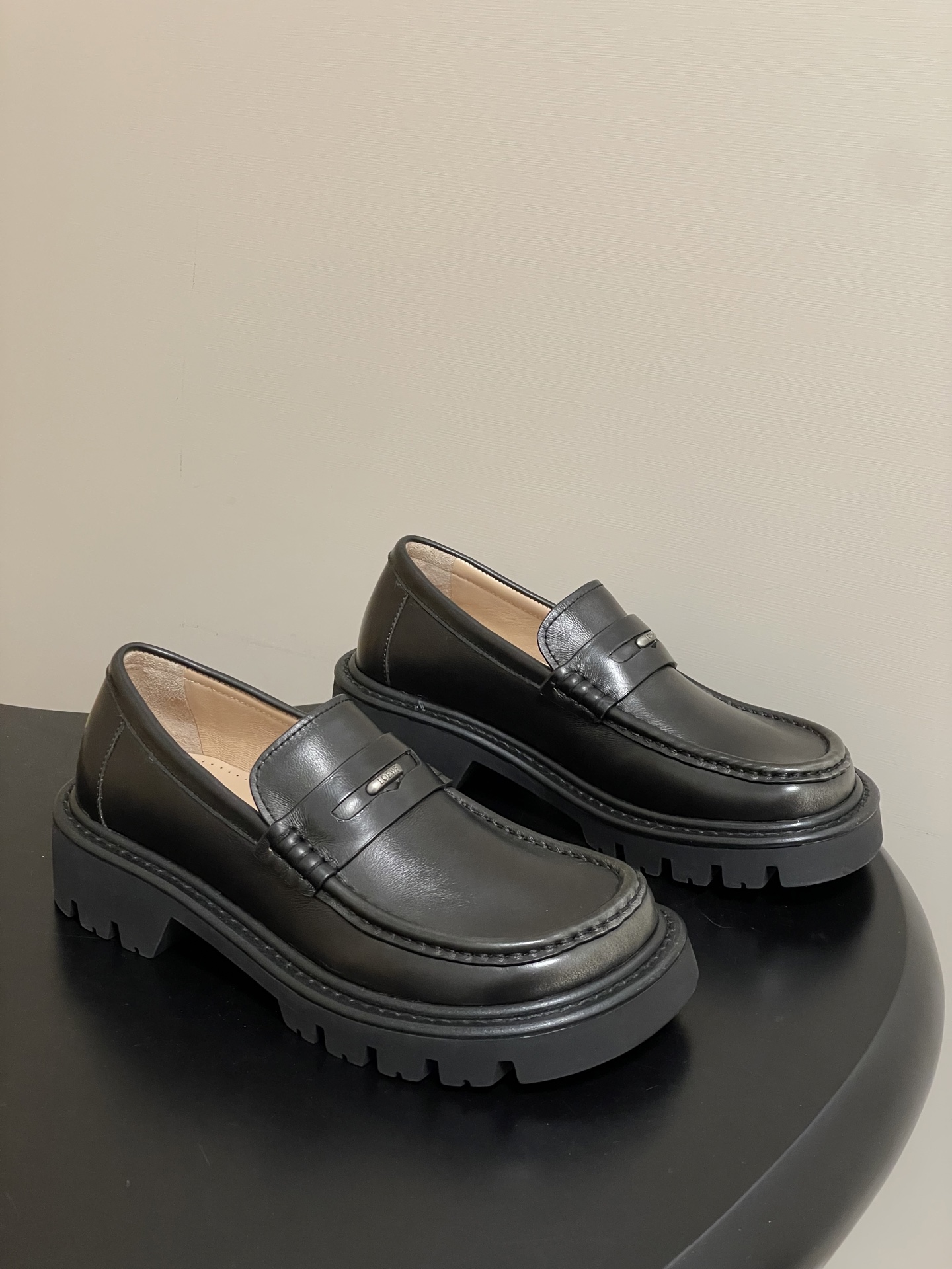 NO:649011,LOEWE 25ss new autumn and winter style, doll-toe one-step loafers, thick-soled retro small leather shoes, simple and fashionable, timeless and timeless, a classic that will never fade away in the fashion circle. The retro British style allows you to wear a different temperament!  Upper cowhide/customized cloth, inner padding sheepskin, sole molded wear-resistant velvet ultra-light outsole, size 35-39 (40.41 custom-made, non-refundable), boots loafers, loewe, loewe, loafers, boots, cowhide, sheepskin19860909LOEWE 罗意威 25ss秋冬新款 娃娃头一脚蹬乐福鞋厚底复古小皮鞋 简约大气时髦 耐看不过时 是时尚圈永不退潮的经典所在 复古的英伦风格 让你穿出不一样的气质！ 鞋面牛皮/定制布呢 内里垫脚羊皮 鞋底开模耐磨绒超轻大底 码数35-39（40.41定做不退换）,靴子乐福鞋,loewe,loewe,loafers,boots,cowhide,sheepskin,Women's Shoes