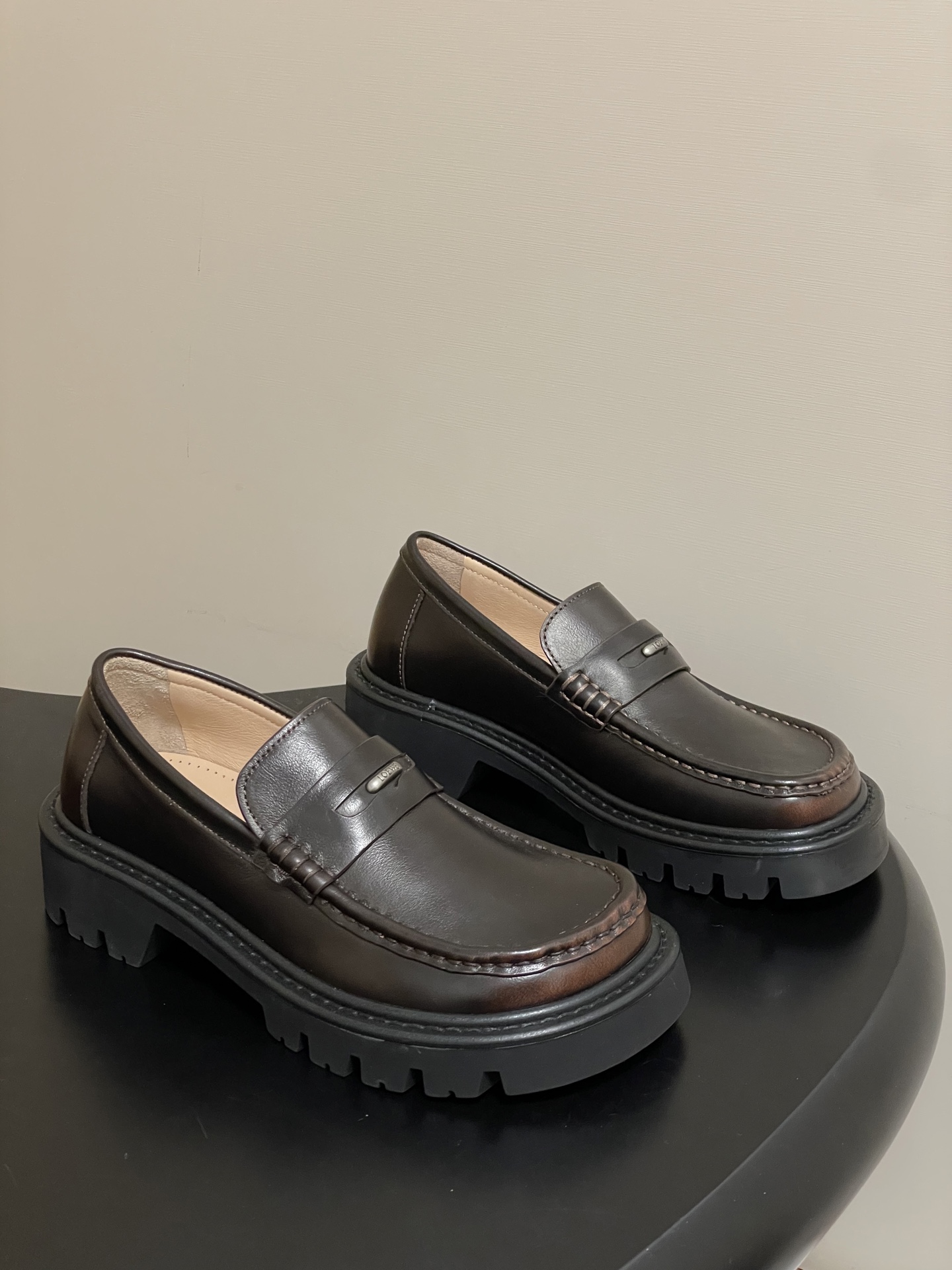 NO:649016,LOEWE 25ss new autumn and winter style, doll-toe one-step loafers, thick-soled retro small leather shoes, simple and fashionable, timeless and timeless, a classic that will never fade away in the fashion circle. The retro British style allows you to wear a different temperament!  Upper cowhide/customized cloth, inner padding sheepskin, sole molded wear-resistant velvet ultra-light outsole, size 35-39 (40.41 custom-made, non-refundable), boots loafers, loewe, loewe, loafers, boots, cowhide, sheepskin19860909LOEWE 罗意威 25ss秋冬新款 娃娃头一脚蹬乐福鞋厚底复古小皮鞋 简约大气时髦 耐看不过时 是时尚圈永不退潮的经典所在 复古的英伦风格 让你穿出不一样的气质！ 鞋面牛皮/定制布呢 内里垫脚羊皮 鞋底开模耐磨绒超轻大底 码数35-39（40.41定做不退换）,靴子乐福鞋,loewe,loewe,loafers,boots,cowhide,sheepskin,Women's Shoes