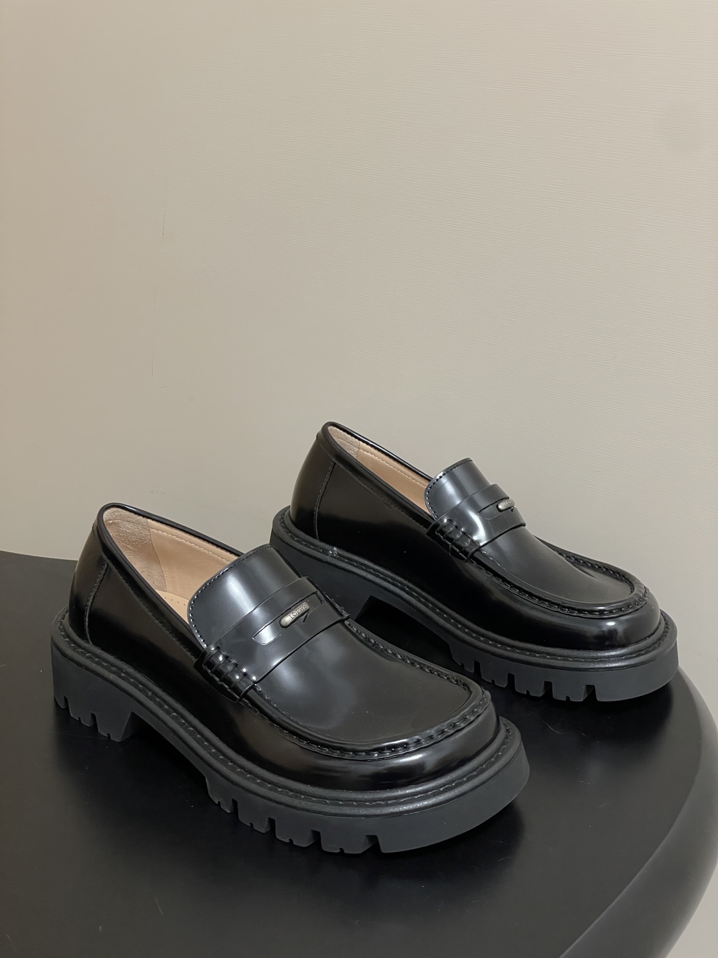 NO:628136,- LOEWE 25ss autumn and winter new model, doll-shaped one-step loafers, thick-soled retro small leather shoes, simple and fashionable, timeless and timeless, a classic that will never fade away in the fashion circle. The retro British style allows you to wear a different temperament!  Upper cowhide/customized cloth, inner padding sheepskin, sole molded wear-resistant velvet ultra-light outsole, size 35-39 (40.41 custom-made, non-returnable), loafers, loewe, loewe, loafers, cowhide, sheepskin19860909- LOEWE 罗意威 25ss秋冬新款 娃娃头一脚蹬乐福鞋厚底复古小皮鞋 简约大气时髦 耐看不过时 是时尚圈永不退潮的经典所在 复古的英伦风格 让你穿出不一样的气质！ 鞋面牛皮/定制布呢 内里垫脚羊皮 鞋底开模耐磨绒超轻大底 码数35-39（40.41定做不退换）,乐福鞋,loewe,loewe,loafers,cowhide,sheepskin,Women's Shoes