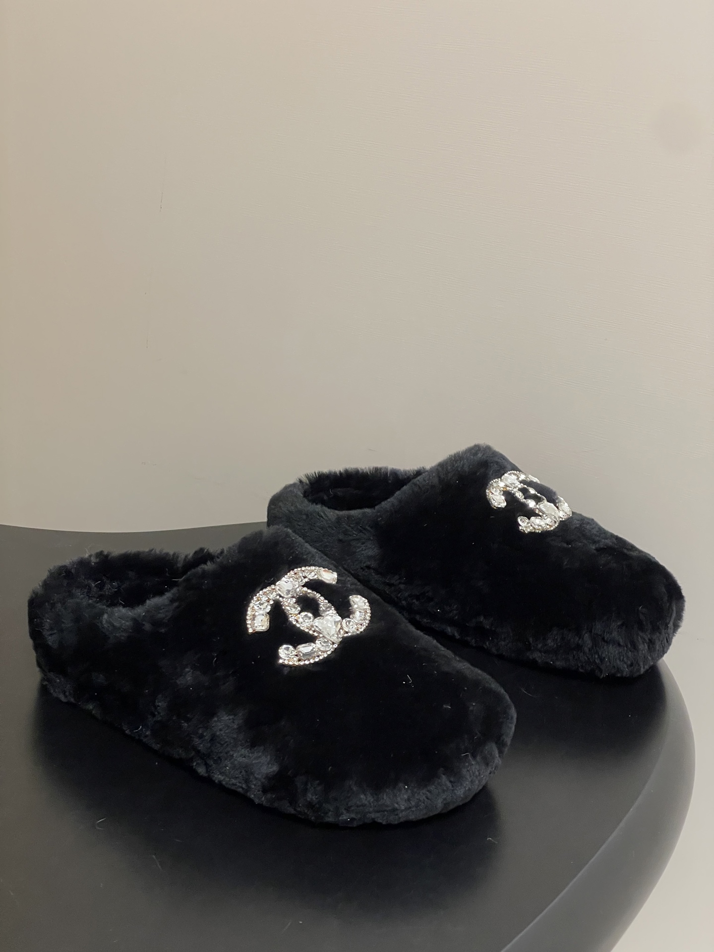 NO:628123,- 25Ss Autumn and Winter New Style Chanel Xiaoxiang Toe-toe Double C Wool Slippers with Rhinestone Buttons Thick-Soled Wool Shoes Muller Wool Slippers Furry Half Slipper Shoes Tou-toe style large double C upper uses electric embroidery technology, the whole shoe is furry and comfortable, and the feeling on the feet is even more amazing!  It’s just a pair in winter. Wool upper, wool lining, rubber outsole, size 35-39 (40.41 custom-made, non-refundable), semi-furry shoes, chanel, slippers19860909- 25Ss秋冬新款 Chanel 小香 包头双C水钻扣羊毛拖鞋厚底毛毛鞋穆勒毛拖鞋毛毛半拖鞋鞋 包头款鞋面大双C 采用电绣工艺,整个鞋子毛茸茸的很舒服,上脚感更是要沦陷了超级爱！简直就是冬天里的一把. 鞋面羊毛 内里垫脚羊毛 鞋底橡胶大底 码数35-39（40.41定做不退换）,半拖毛毛鞋,chanel,slippers,Women's Shoes
