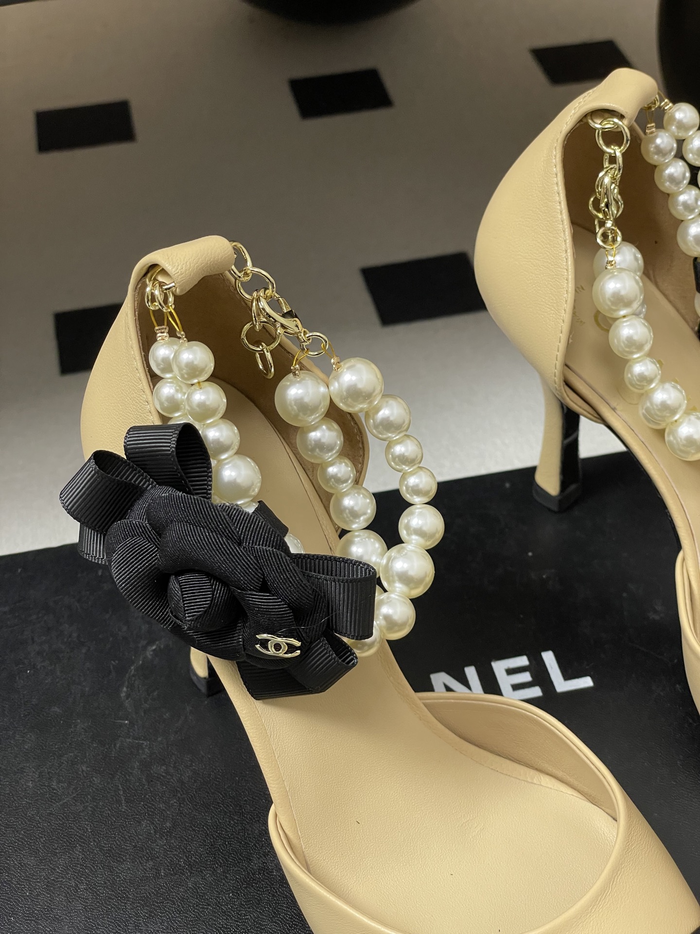 -2026春夏新款 Chanel小香26C 尖头脚环大珍珠凉鞋双C扣山茶花平底玛丽珍经典双拼色中空高跟鞋