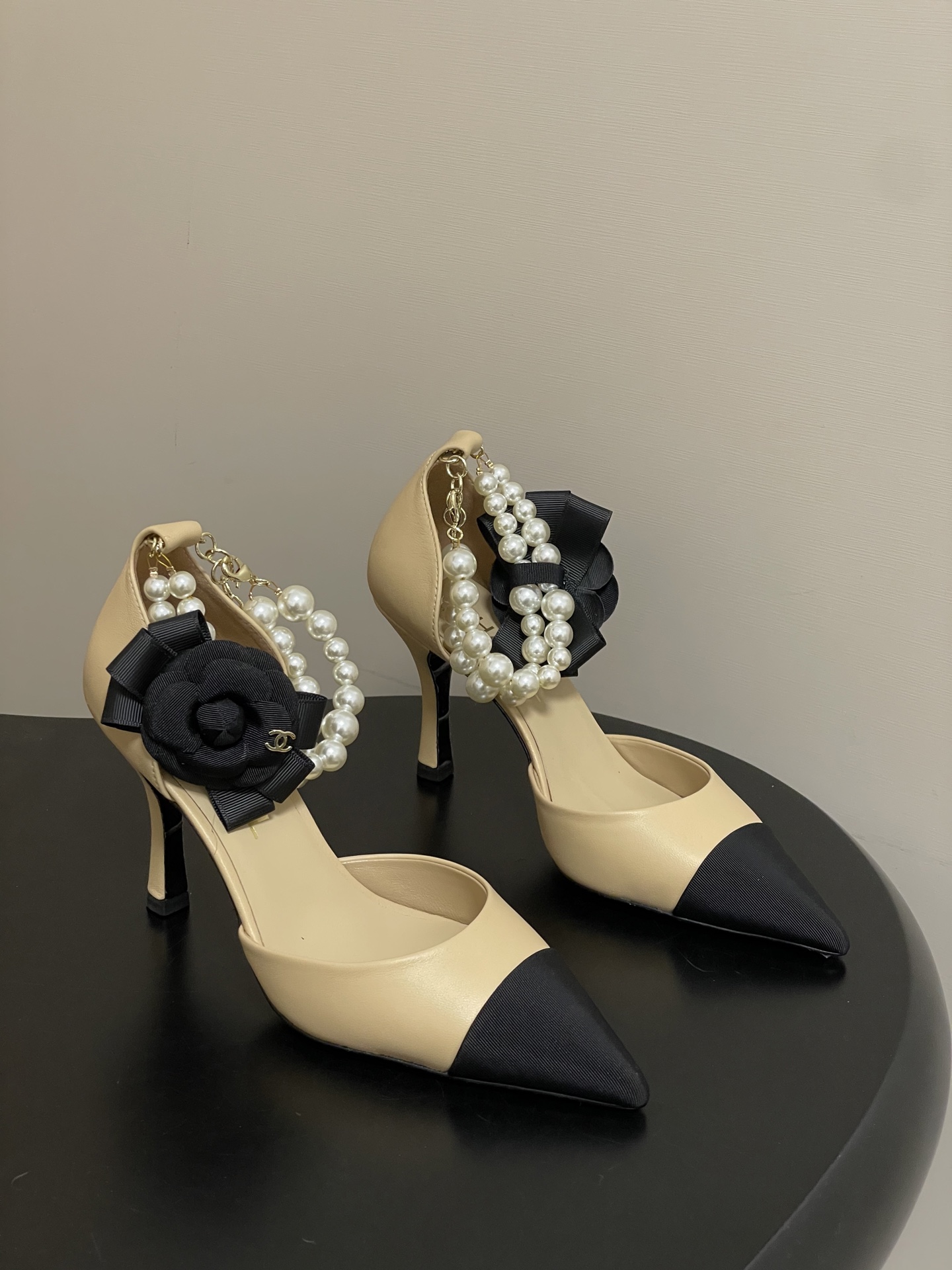 -2026春夏新款 Chanel小香26C 尖头脚环大珍珠凉鞋双C扣山茶花平底玛丽珍经典双拼色中空高跟鞋