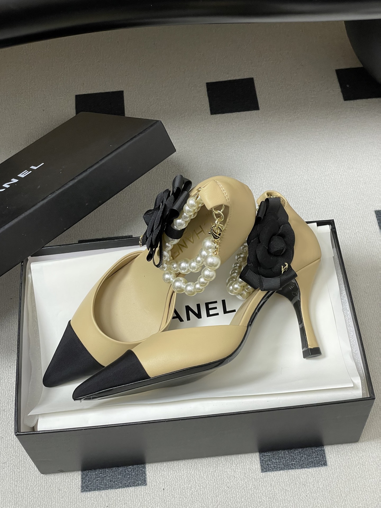-2026春夏新款 Chanel小香26C 尖头脚环大珍珠凉鞋双C扣山茶花平底玛丽珍经典双拼色中空高跟鞋