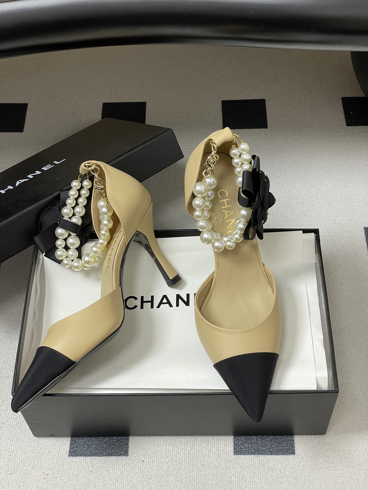 -2026春夏新款 Chanel小香26C 尖头脚环大珍珠凉鞋双C扣山茶花平底玛丽珍经典双拼色中空高跟鞋